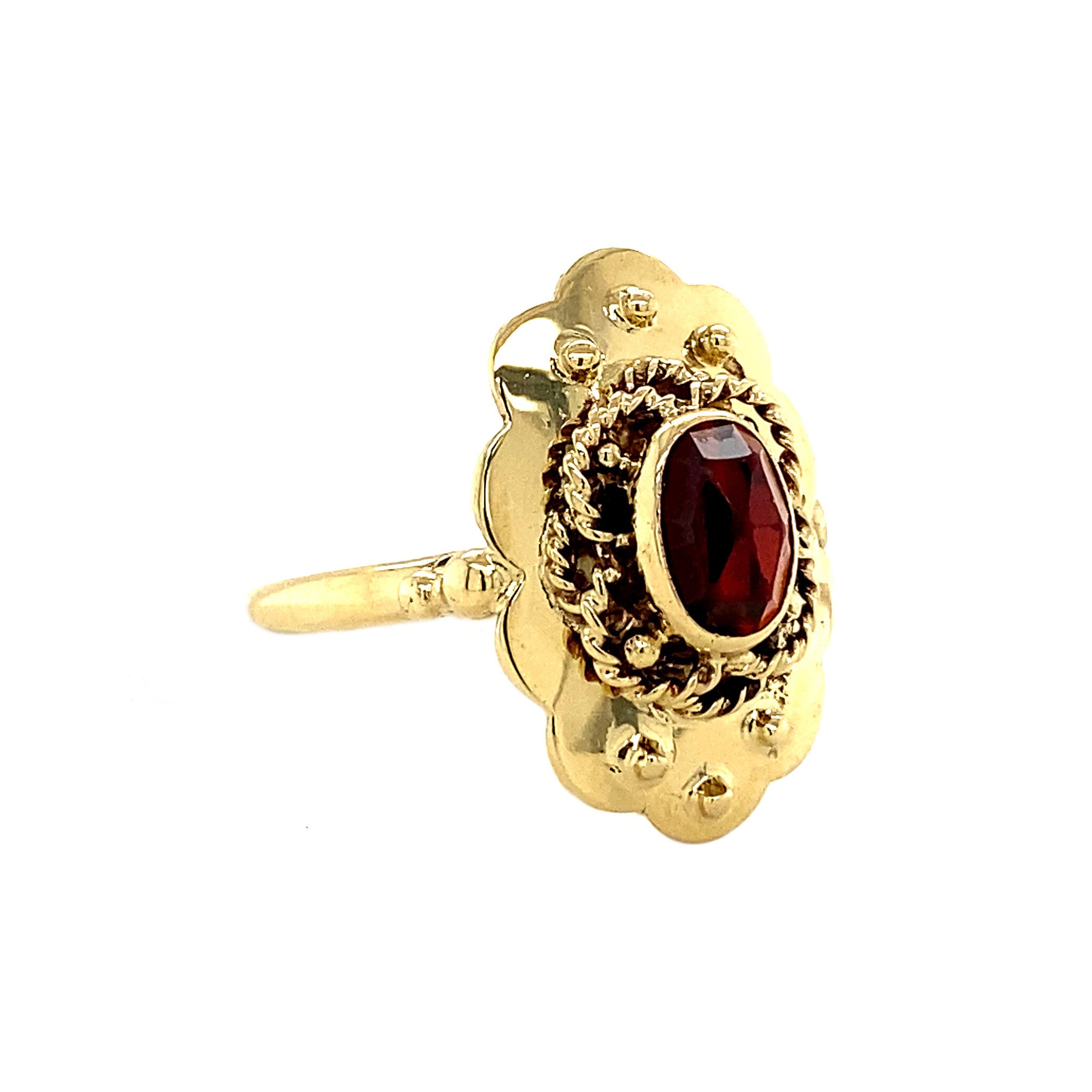Gold ring with garnet, 14 kt
