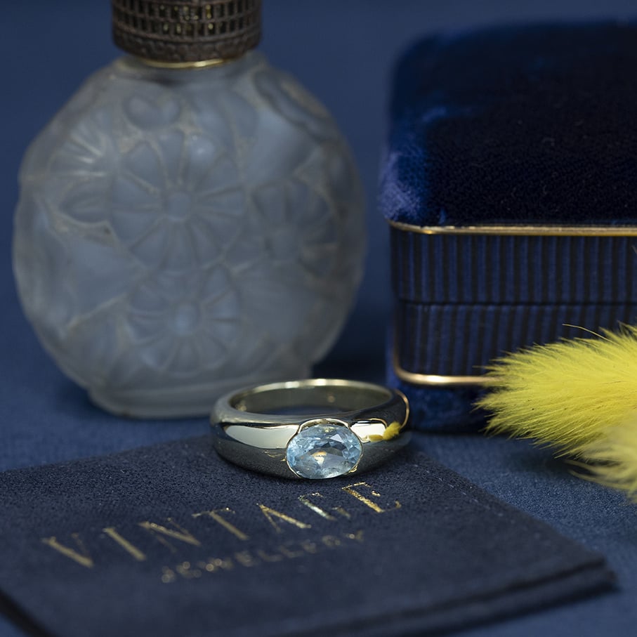 Gold vintage ring with topaz 14 kt