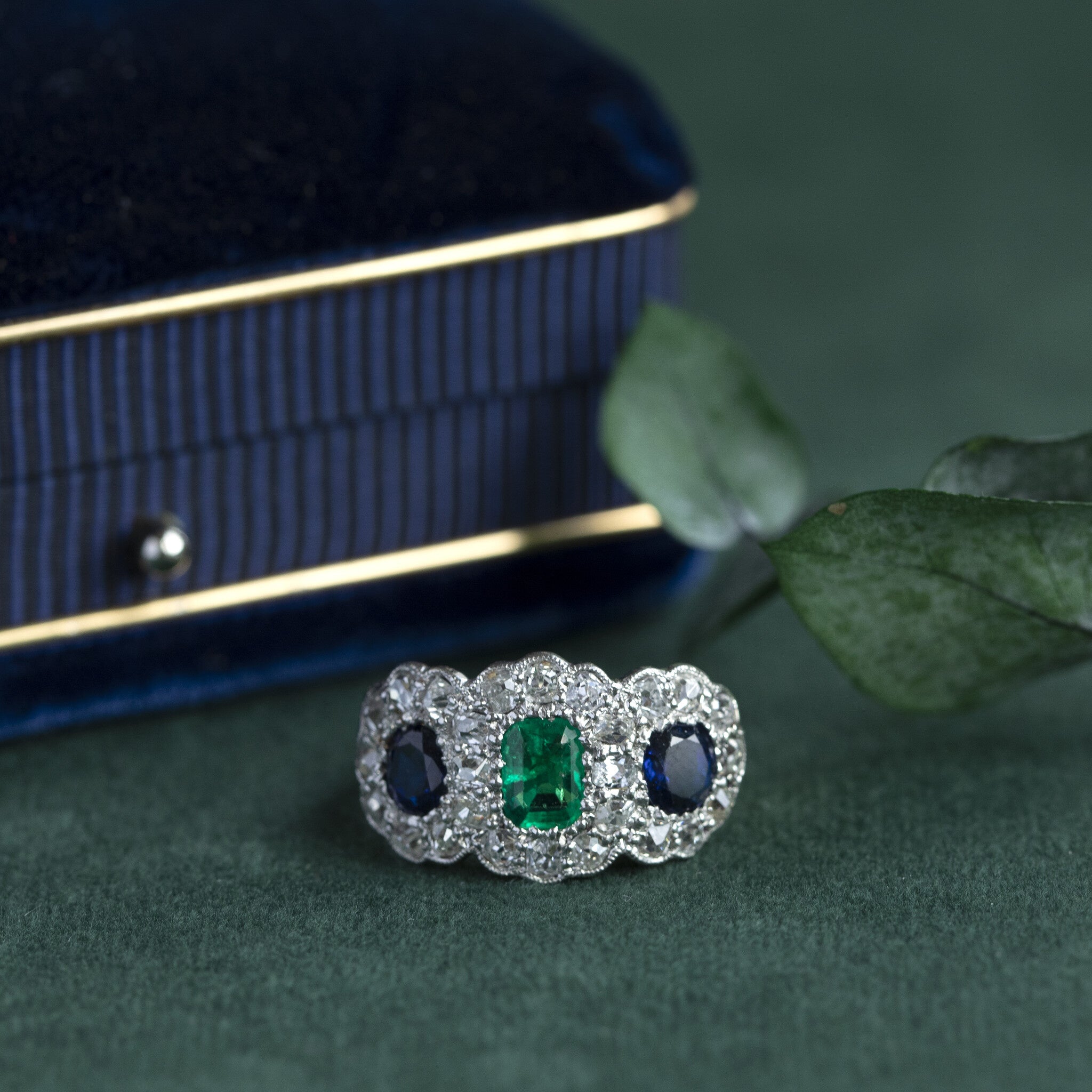 18 kt gold ring with emerald, sapphire and diamond