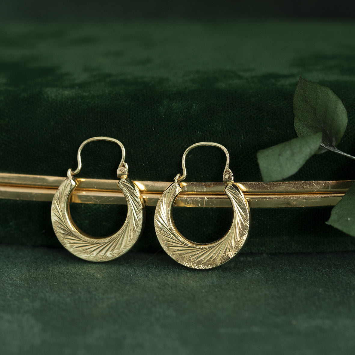 14 kt gold earrings with engraving