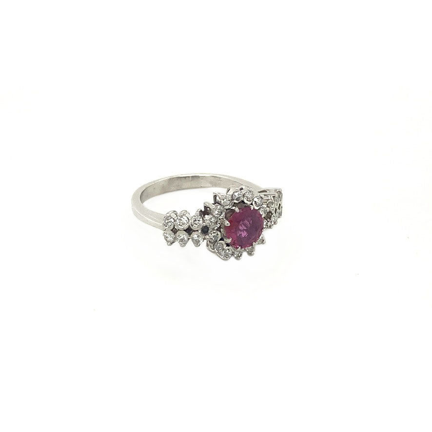 Witgouden ring met robijn en diamant 14 krt