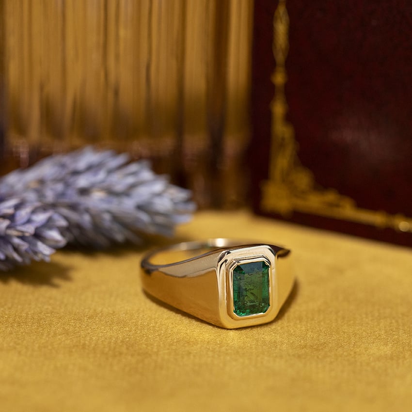 Gold vintage ring with emerald 18 kt