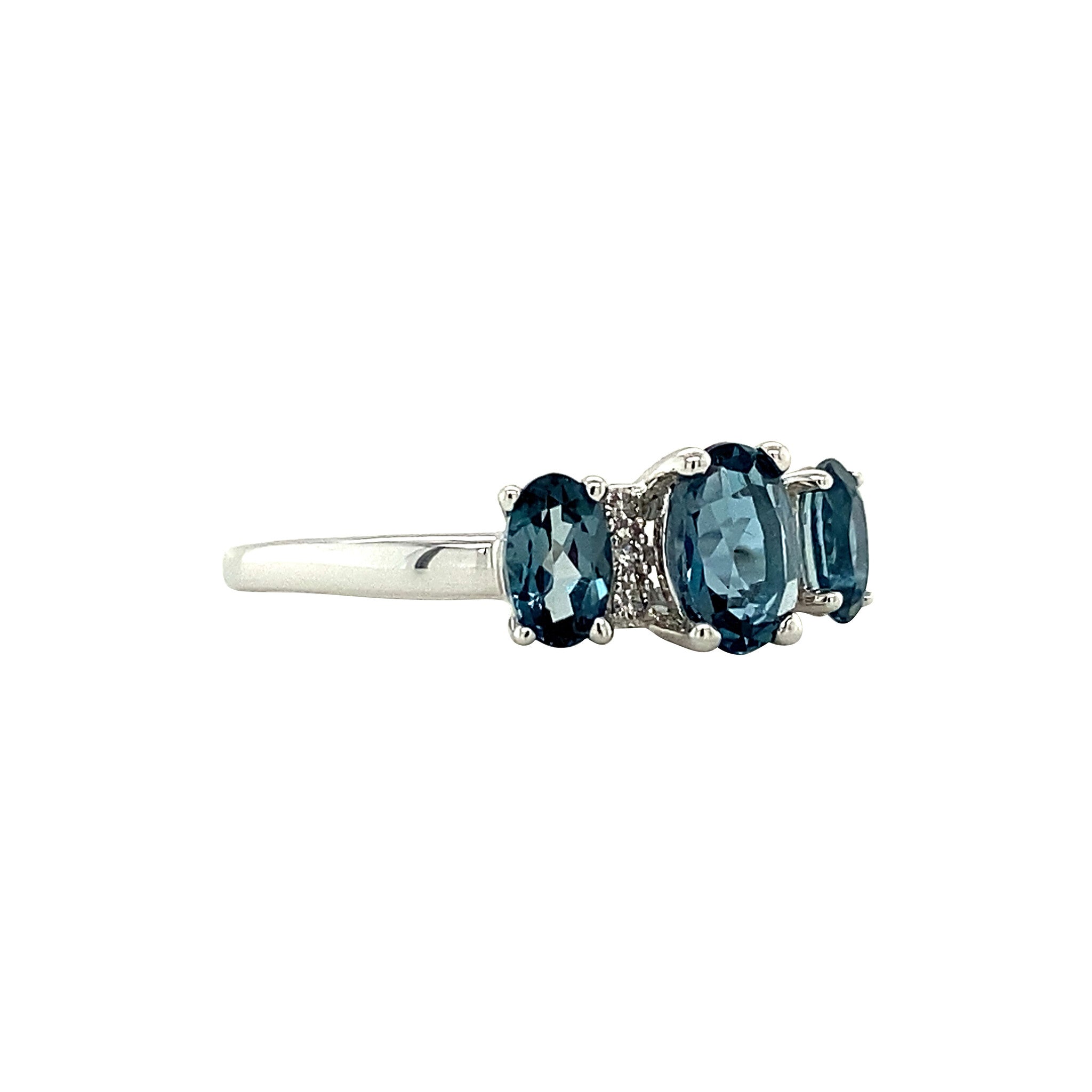 14 kt white gold ring with topaz and diamond