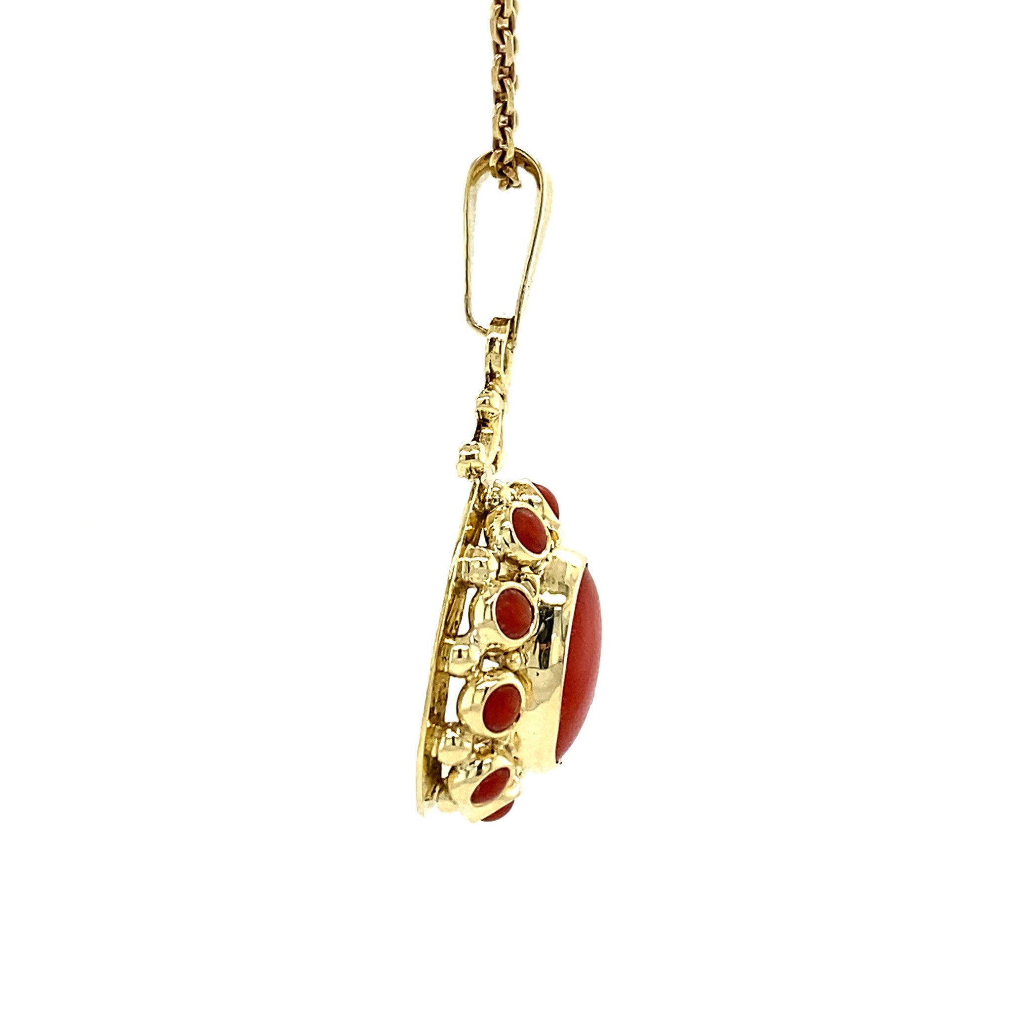 Gouden entourage hanger met bloedkoraal 14 krt