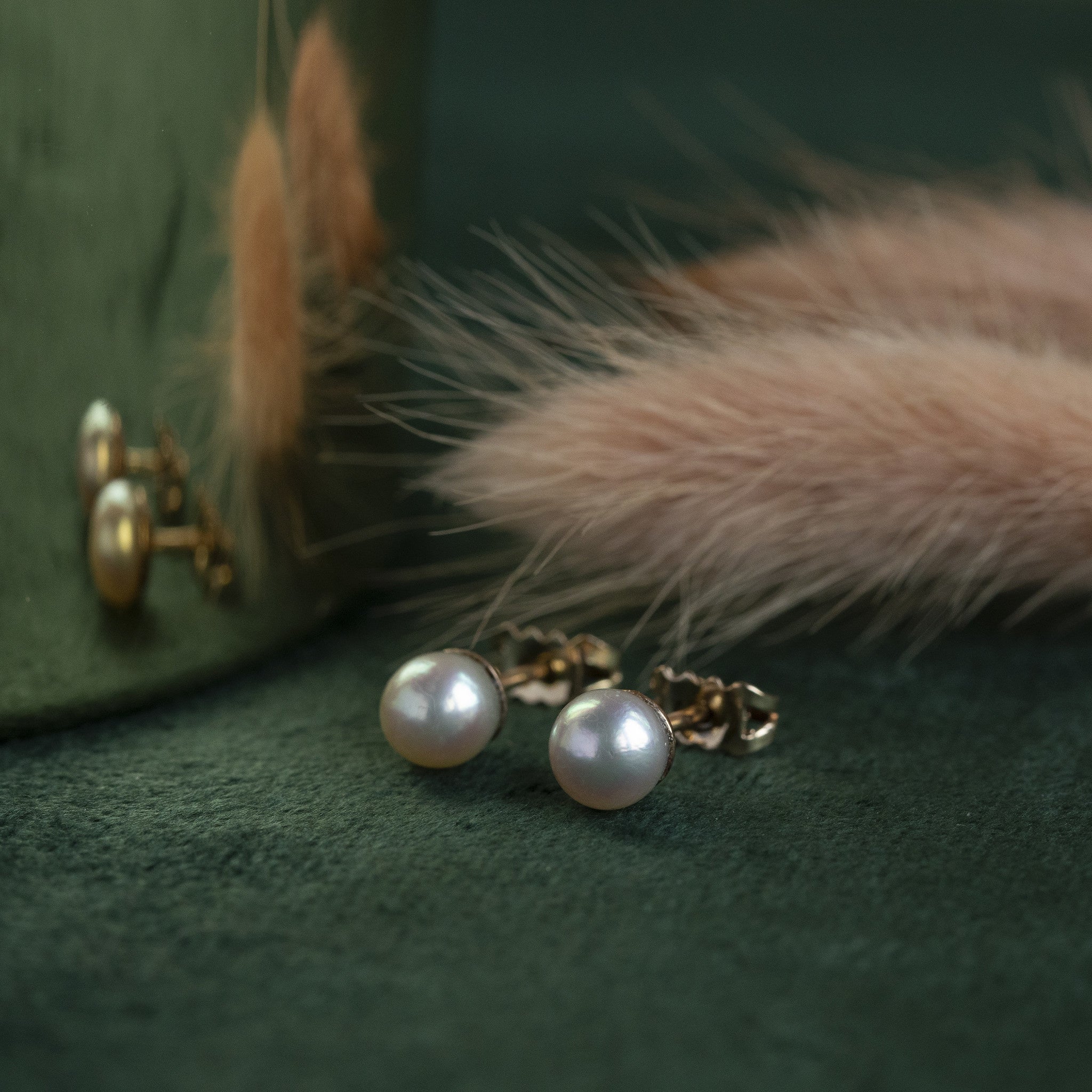 Gold ear studs with pearl 14 krt