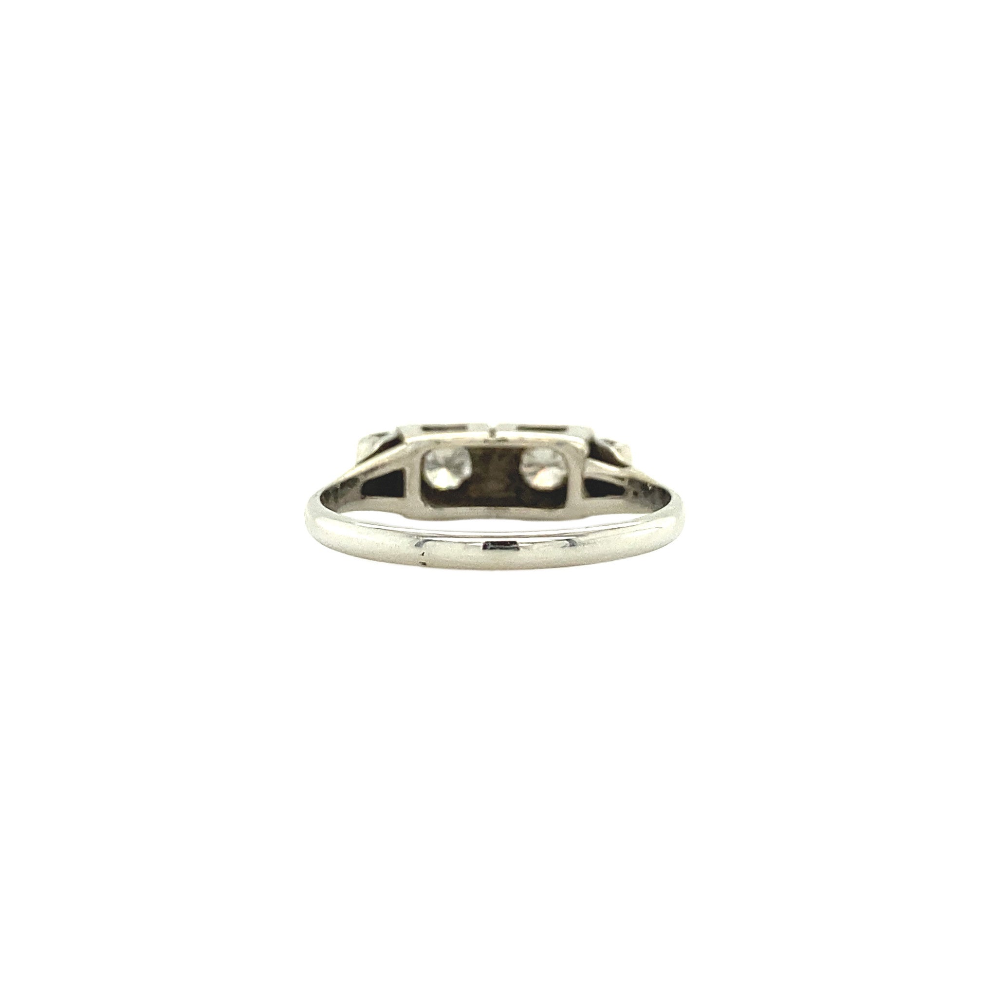 14 kt white gold ring with diamond