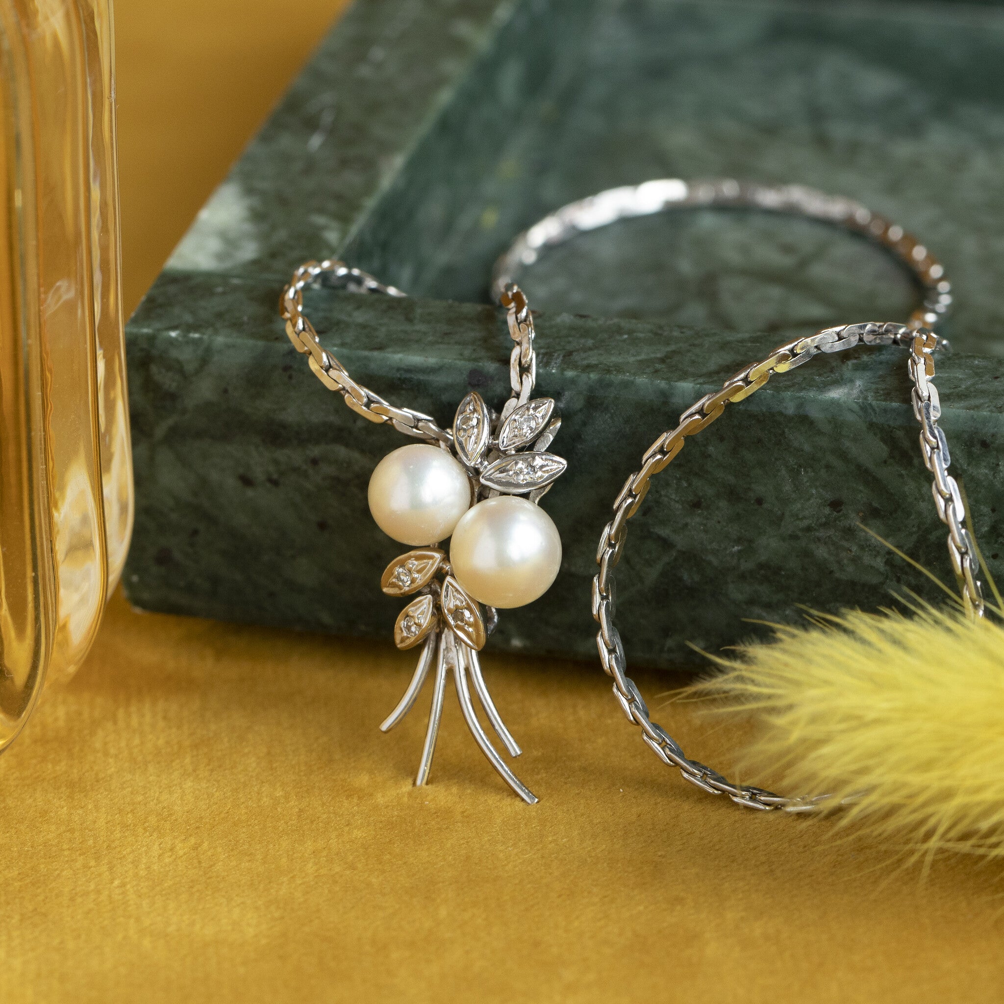 14 kt white gold necklace with diamond and pearl pendant