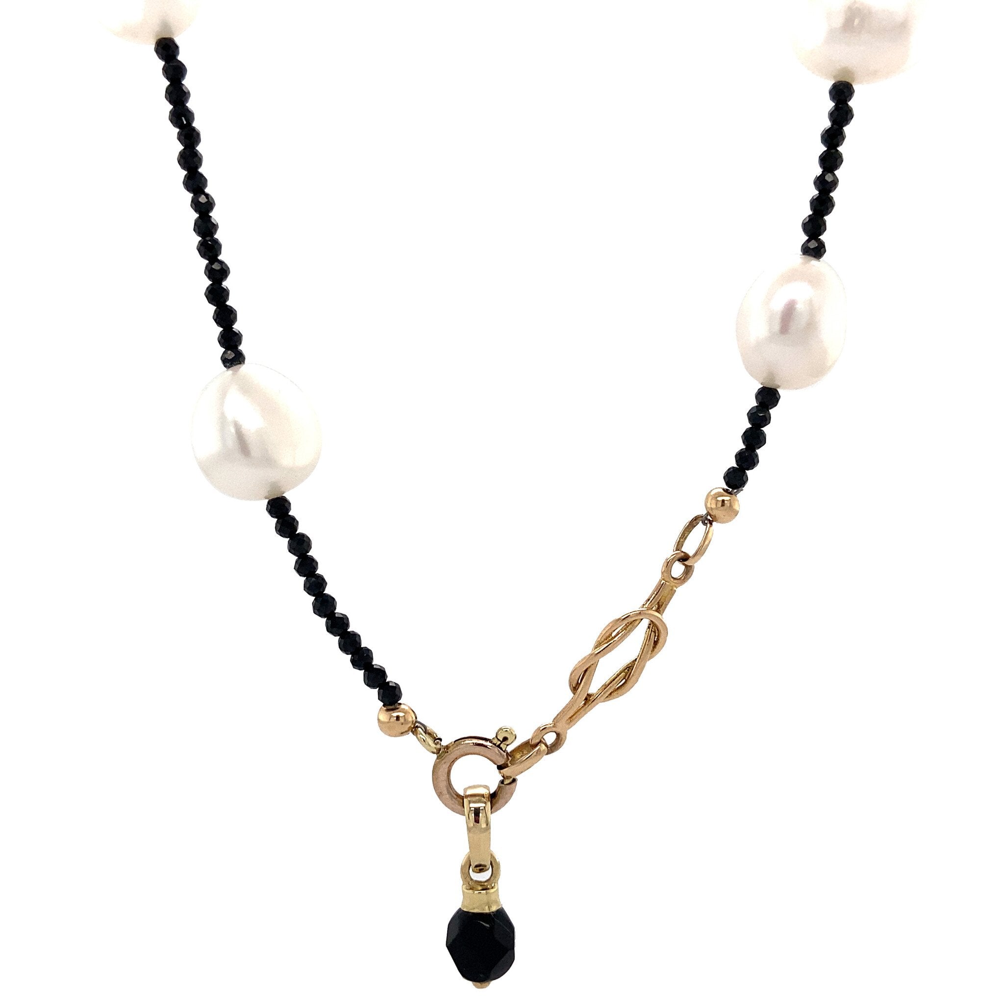 Onyx collier met witte parels en een gouden sluiting 41 cm 14 krt