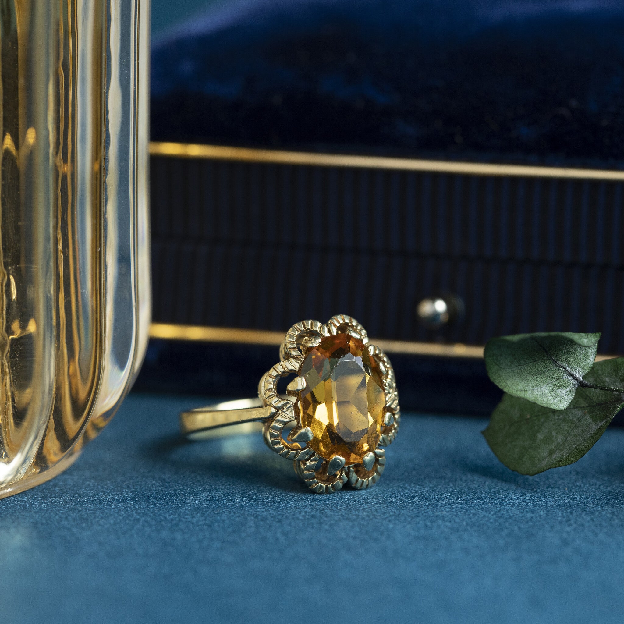 Gold ring with orange glass 14 krt