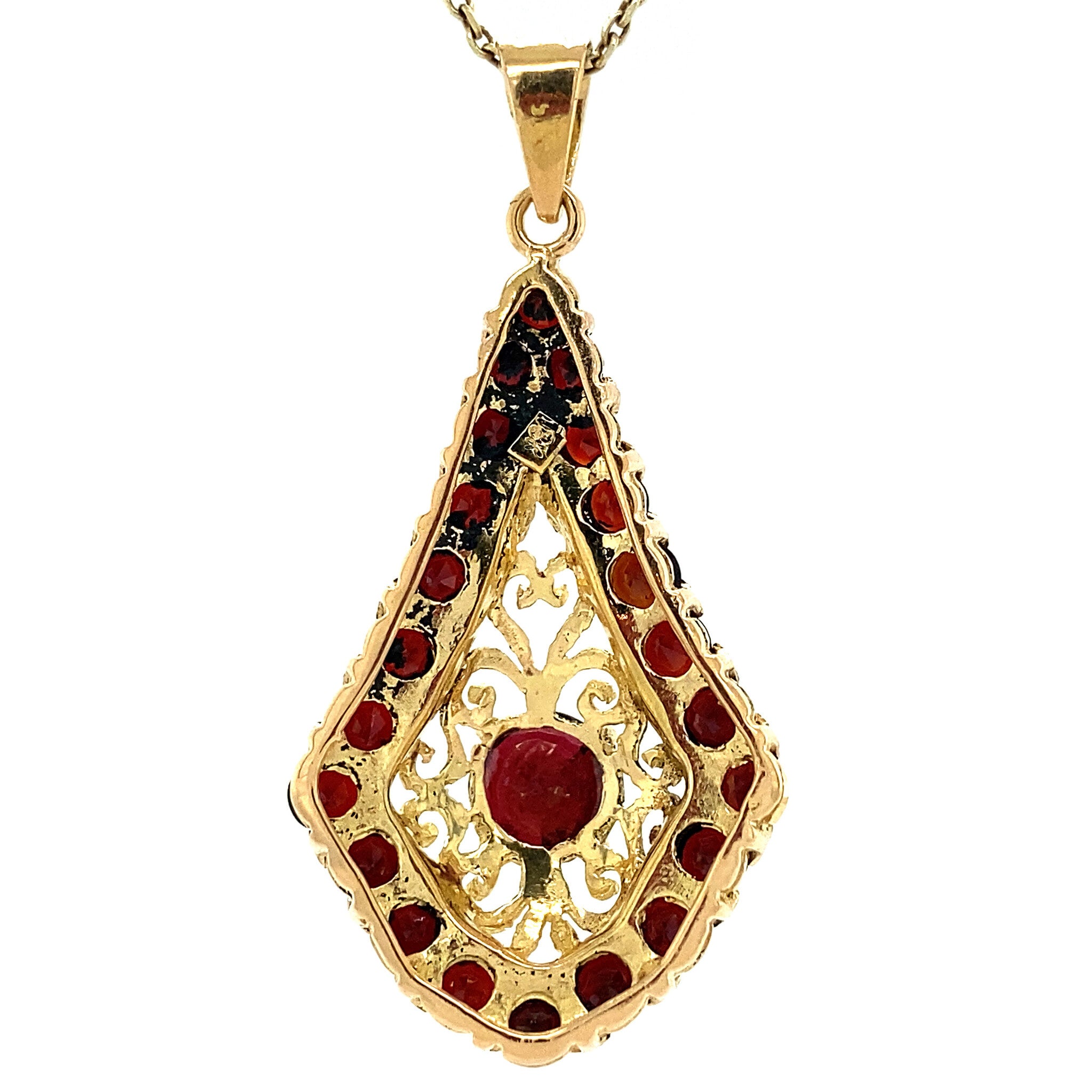 Gold entourage pendant with garnet 18 kt