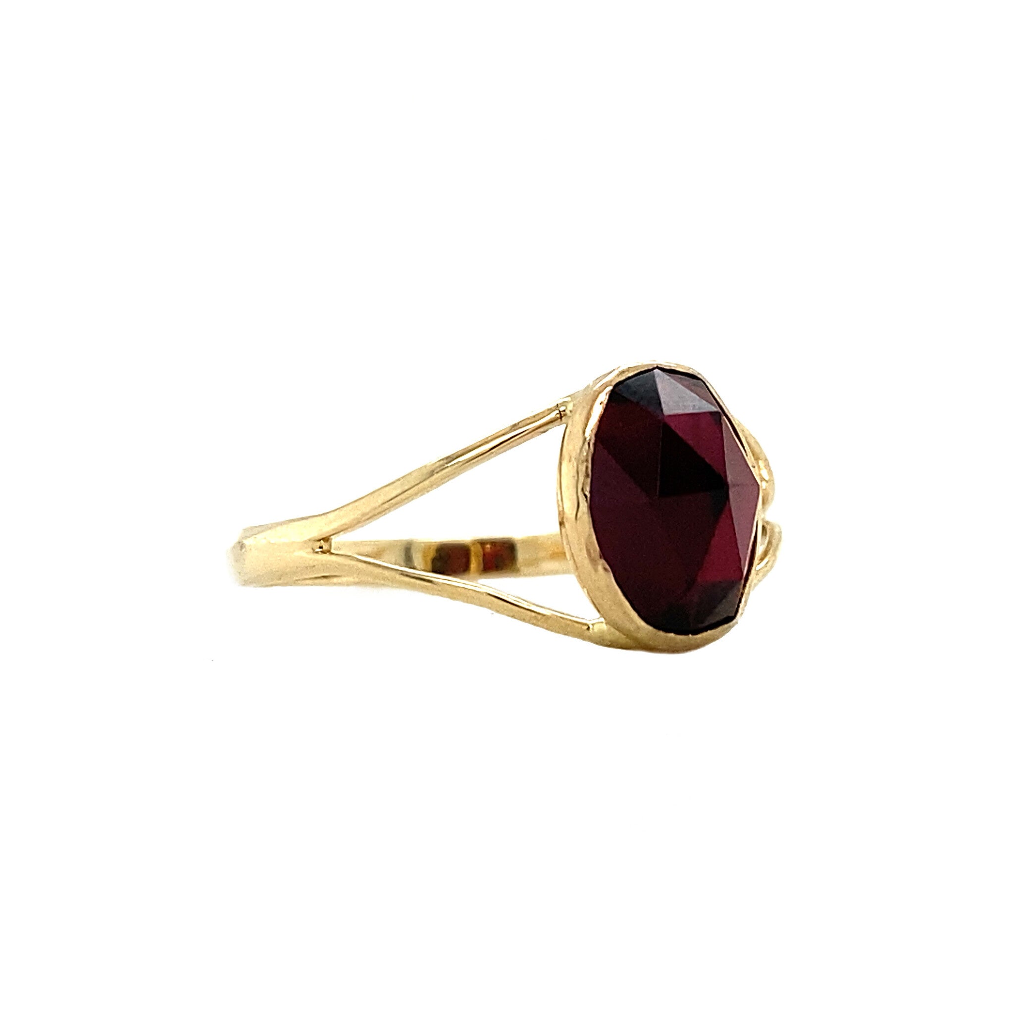 Gold ring with garnet, 14 kt