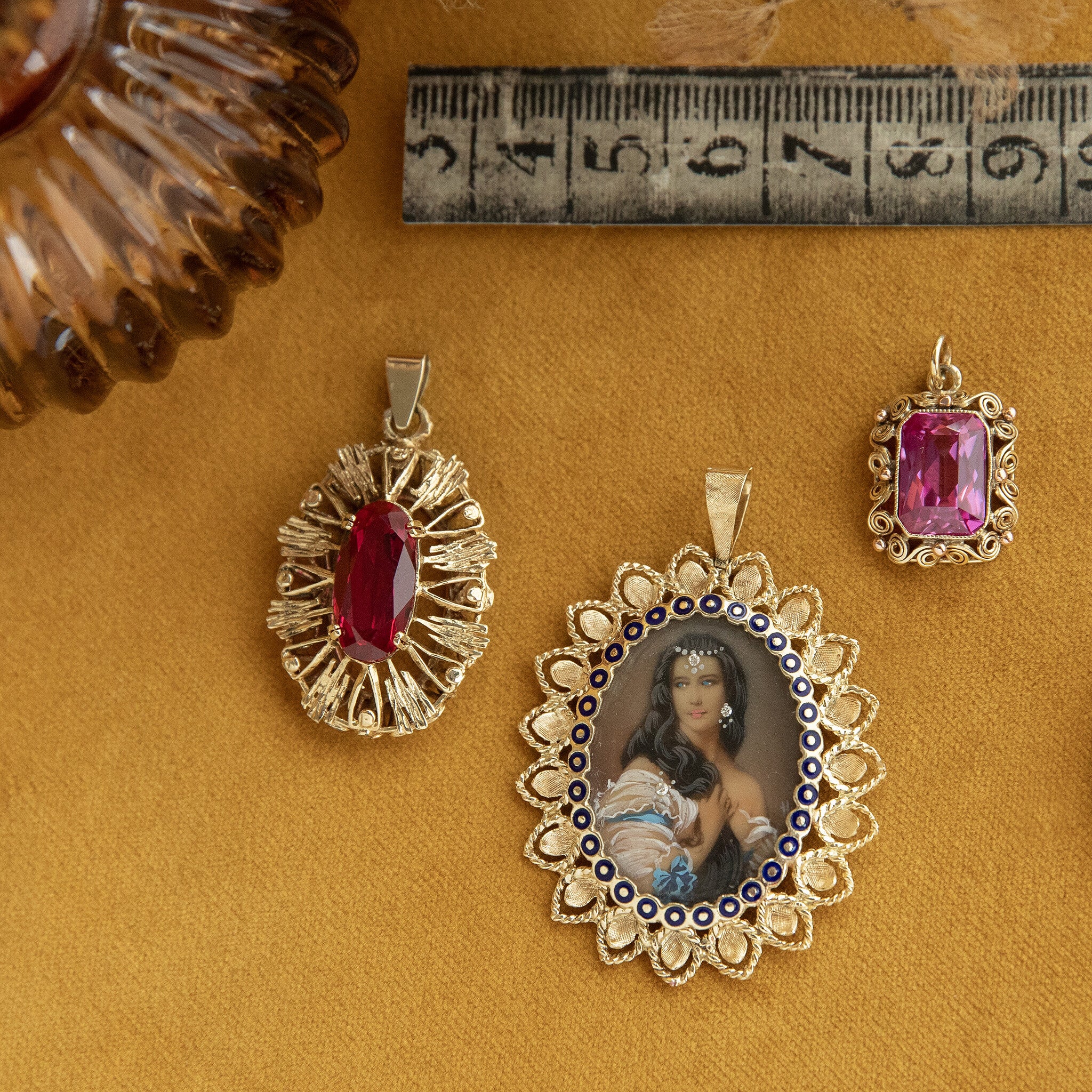 Vintage 14 kt gold pendant with ruby