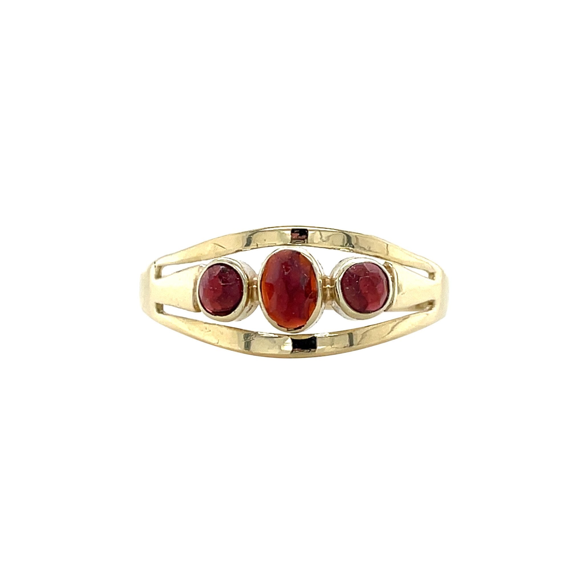 Vintage gold trigolie ring with garnet, 14 kt