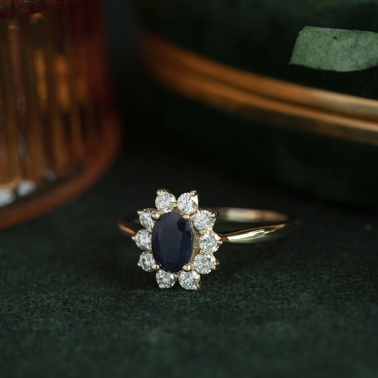 Gouden entourage ring met natuurlijke saffier en diamant 14 krt