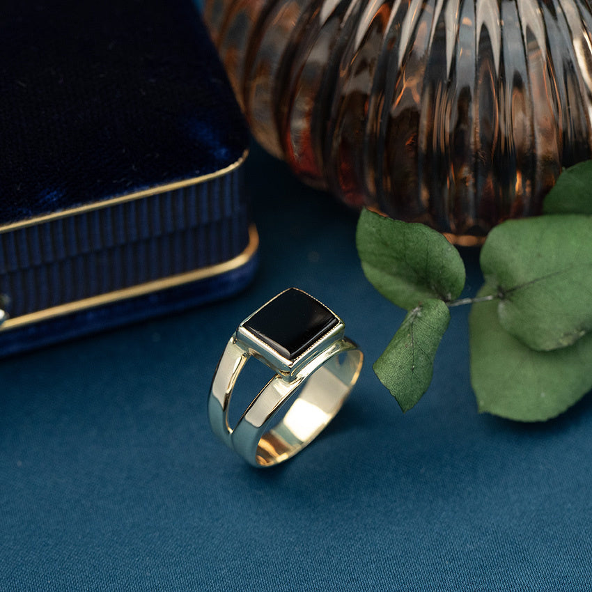 14 kt gold ring with onyx