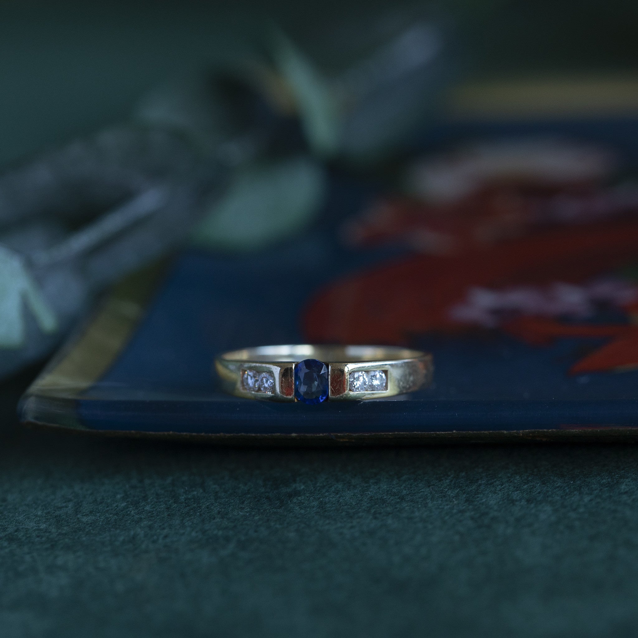 18 kt gold ring with sapphire and diamond