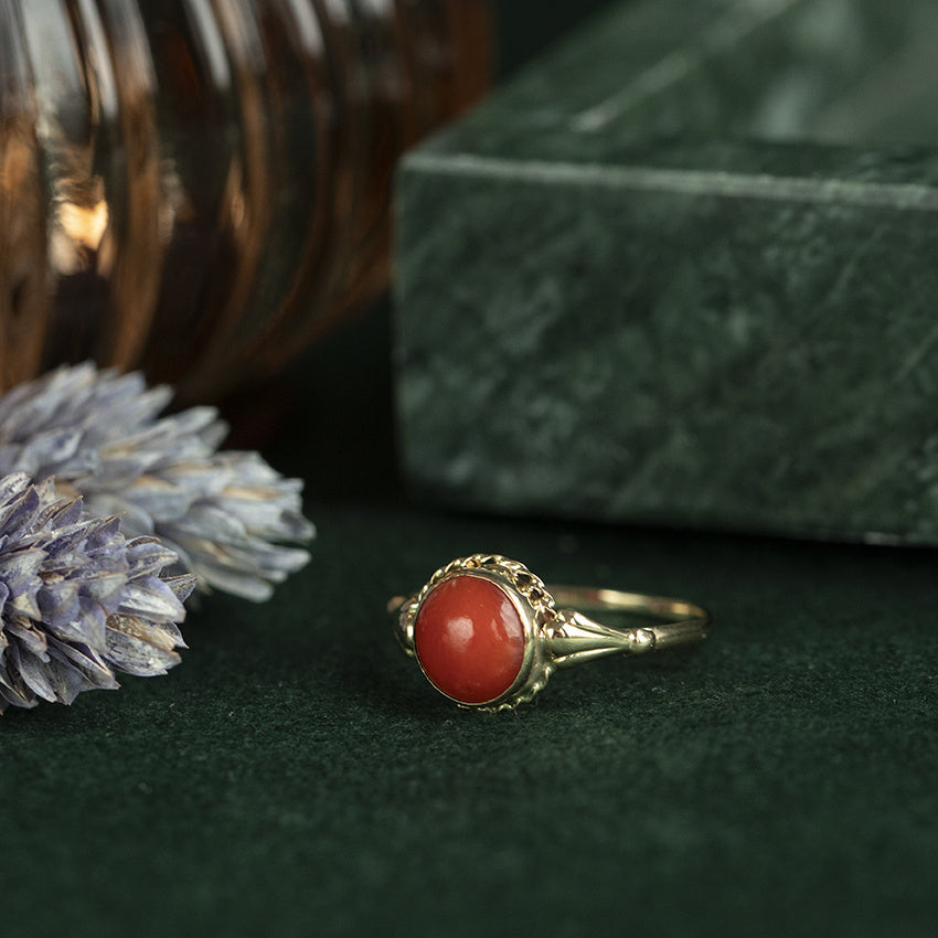 Vintage 12 kt gold ring with red coral