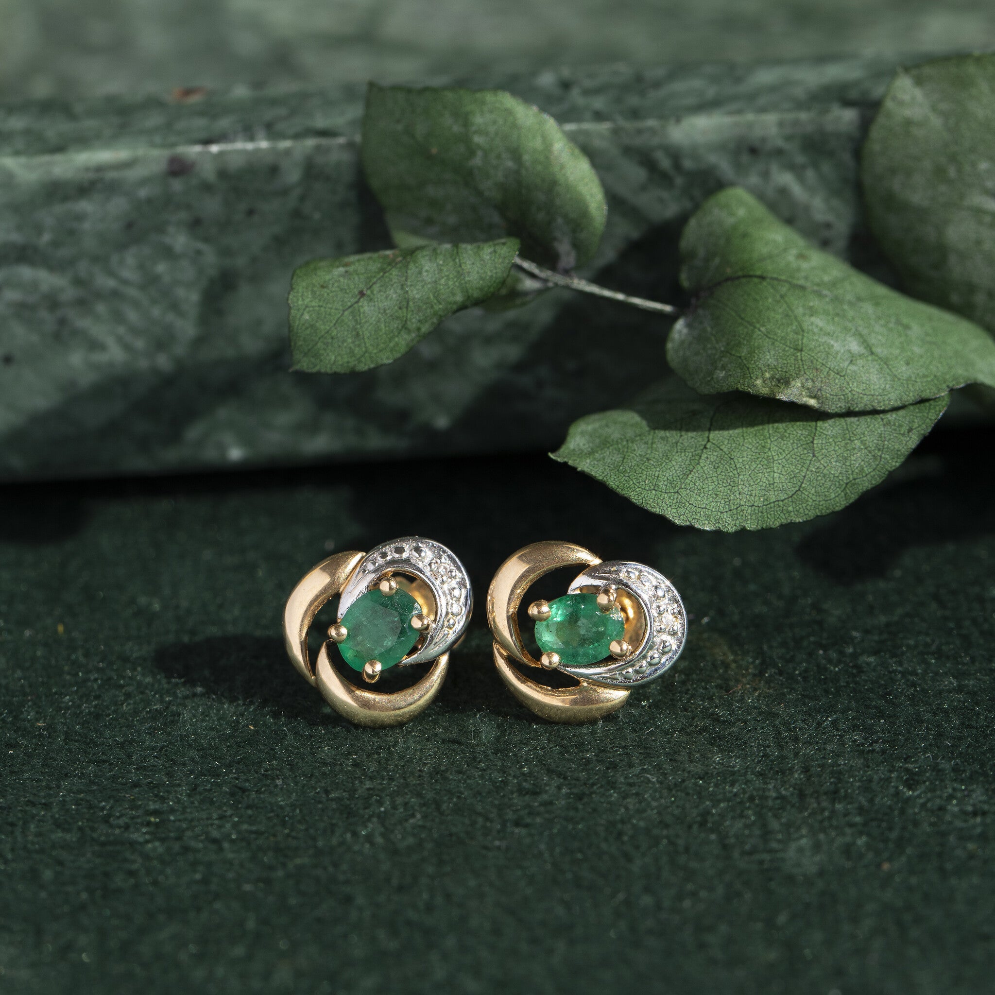 14 kt gold stud earrings with natural emerald and diamond