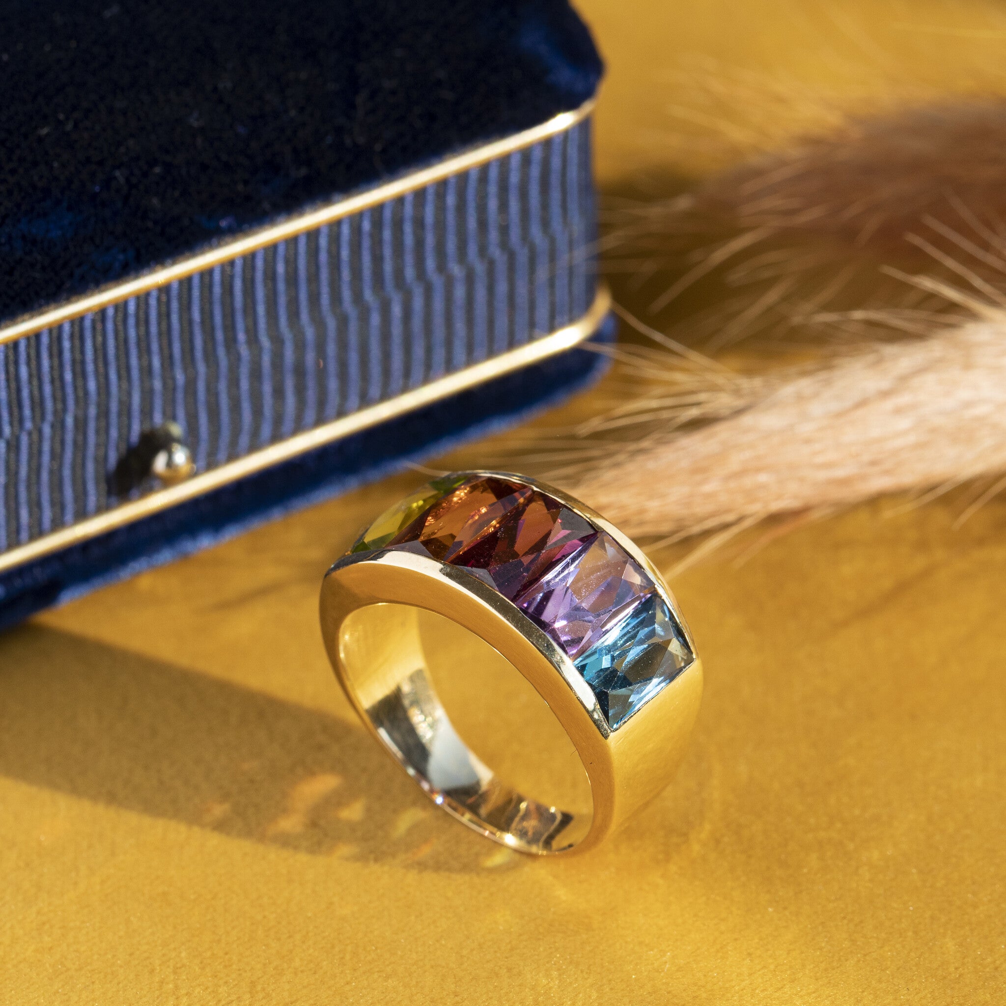 18 kt gold ring with colored sapphires