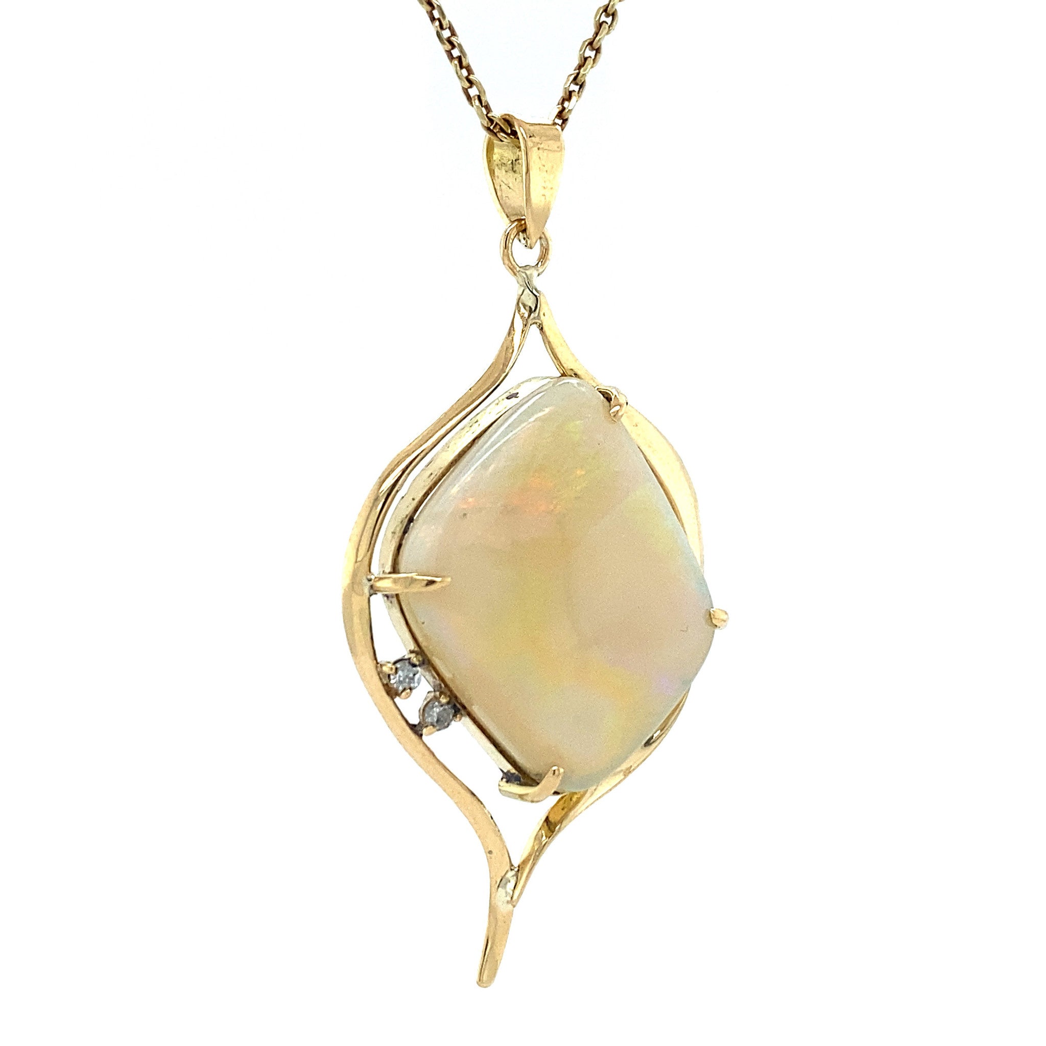 Gouden hanger met opaal en diamant 14 krt