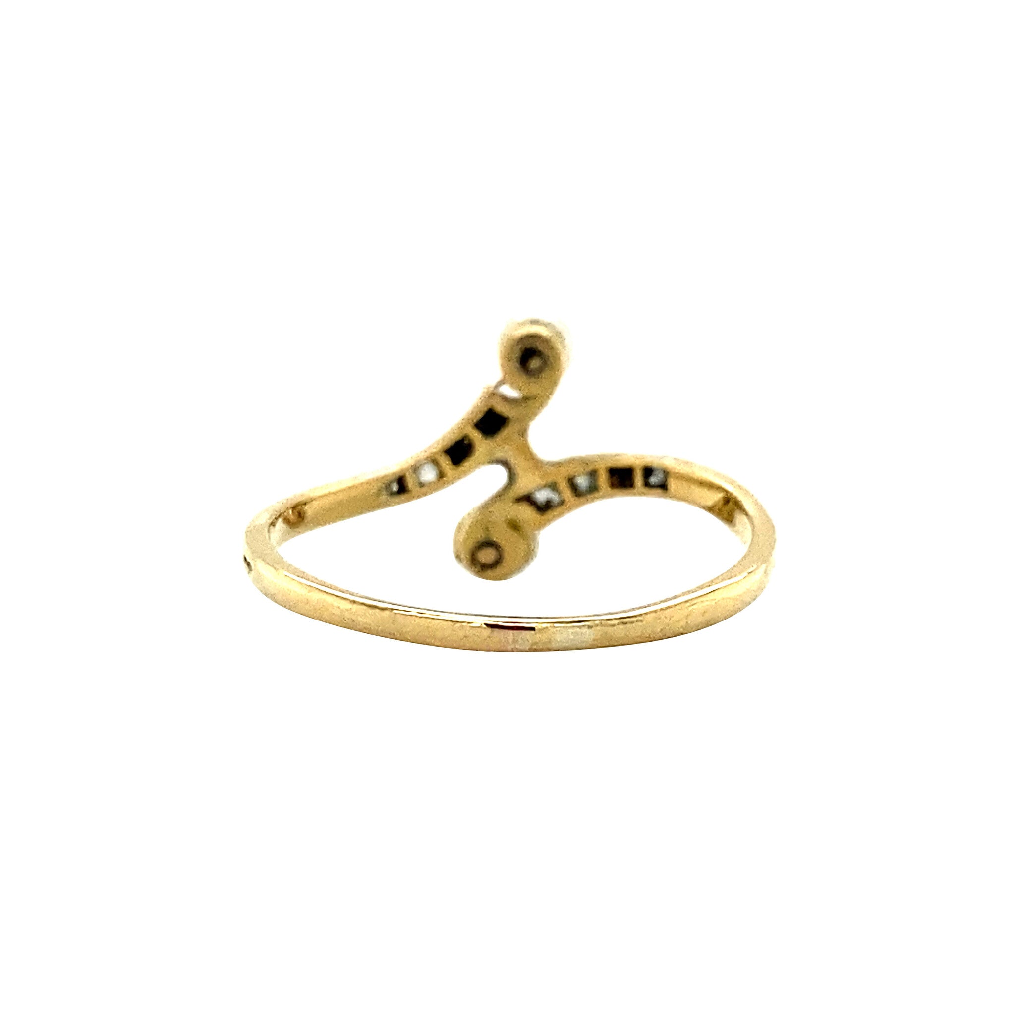 18 kt gold ring with a rose-cut diamond and a pearl.
