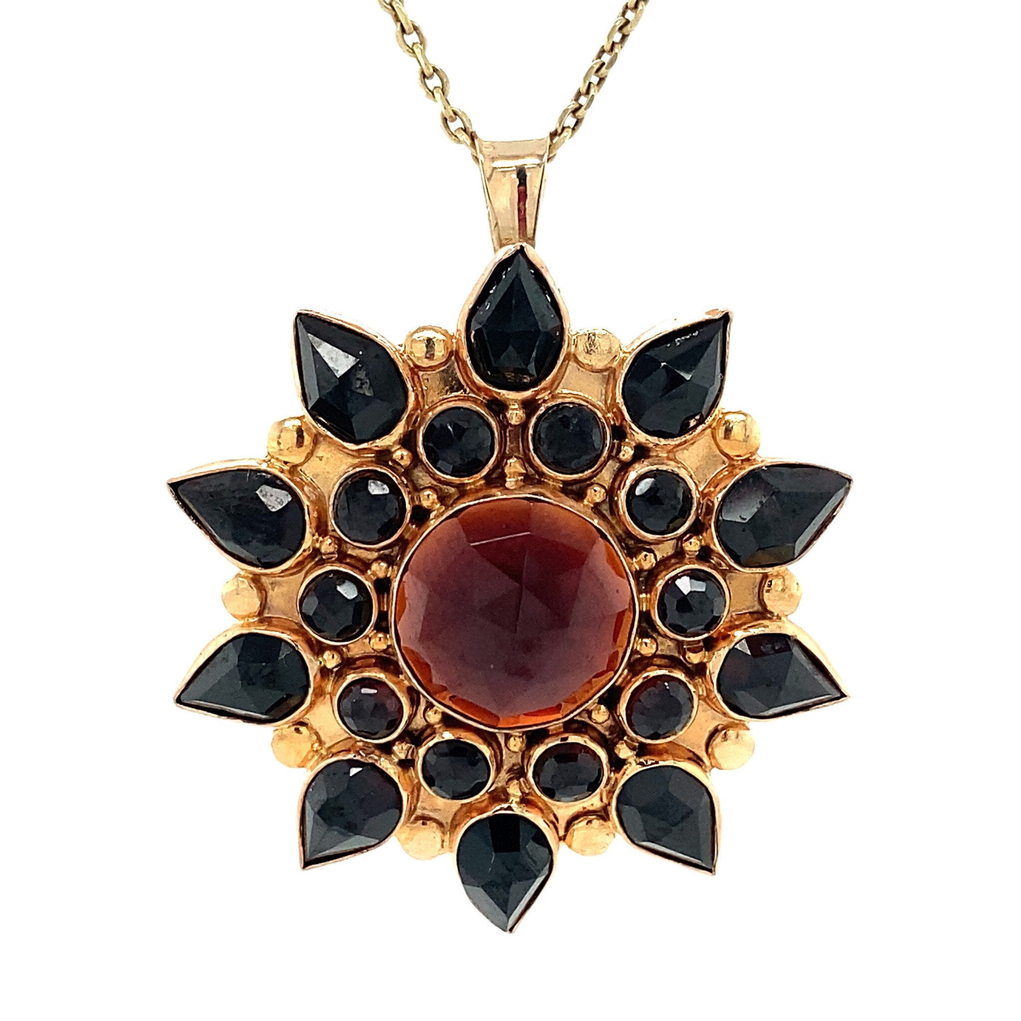 Gold entourage pendant with garnet 14 kt