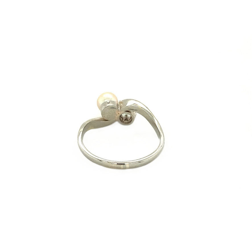 14 kt white gold ring with diamond and pearl