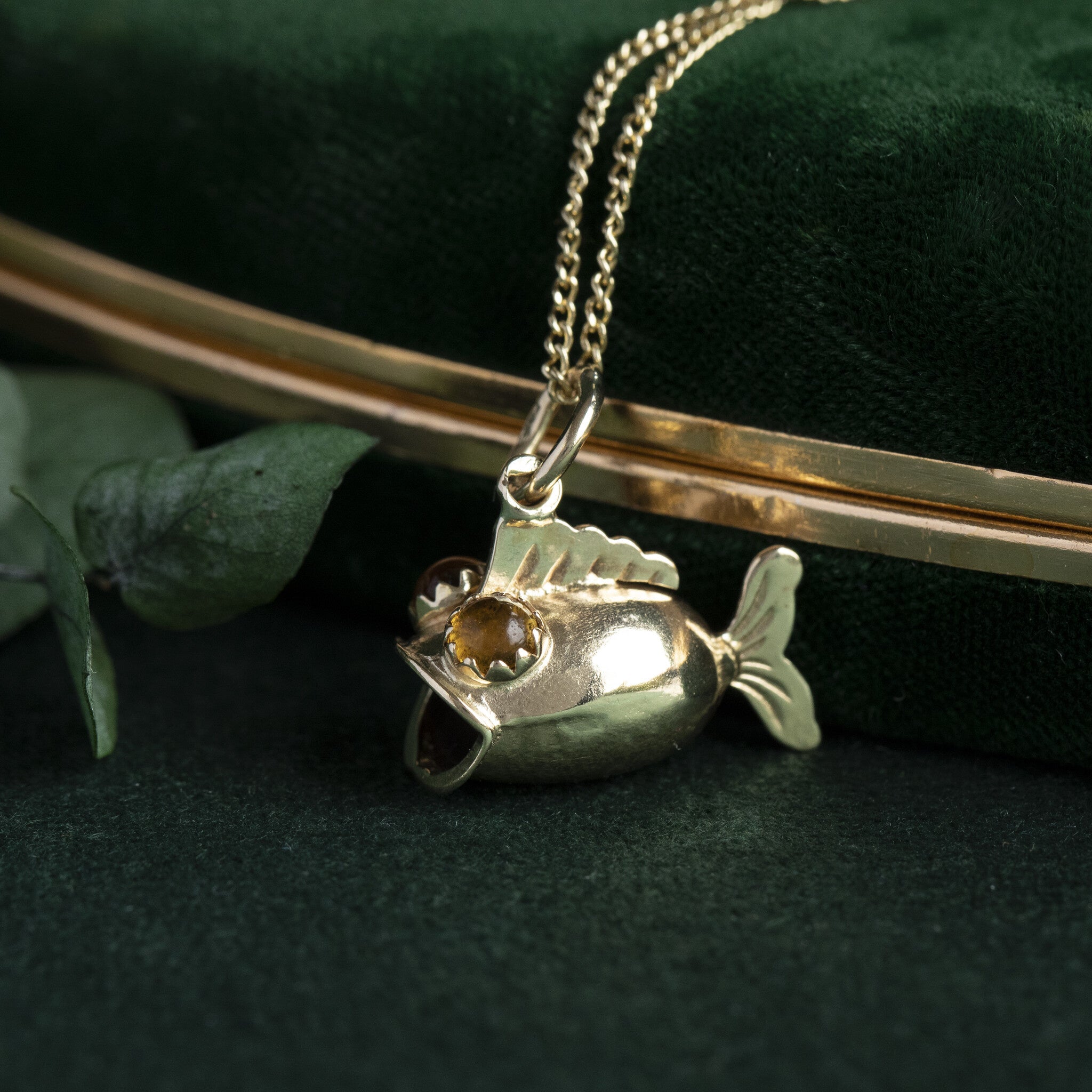 Gouden hanger vis met geel glas 14 krt