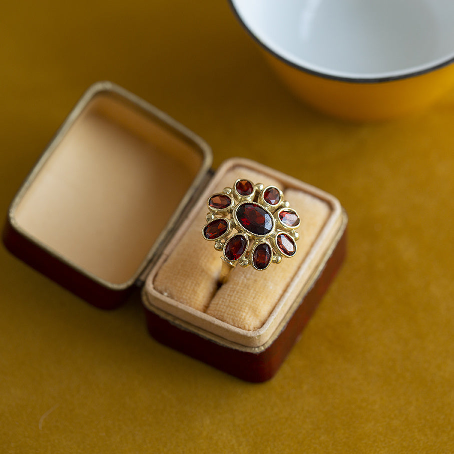 Gouden entourage ring met granaat 14 krt