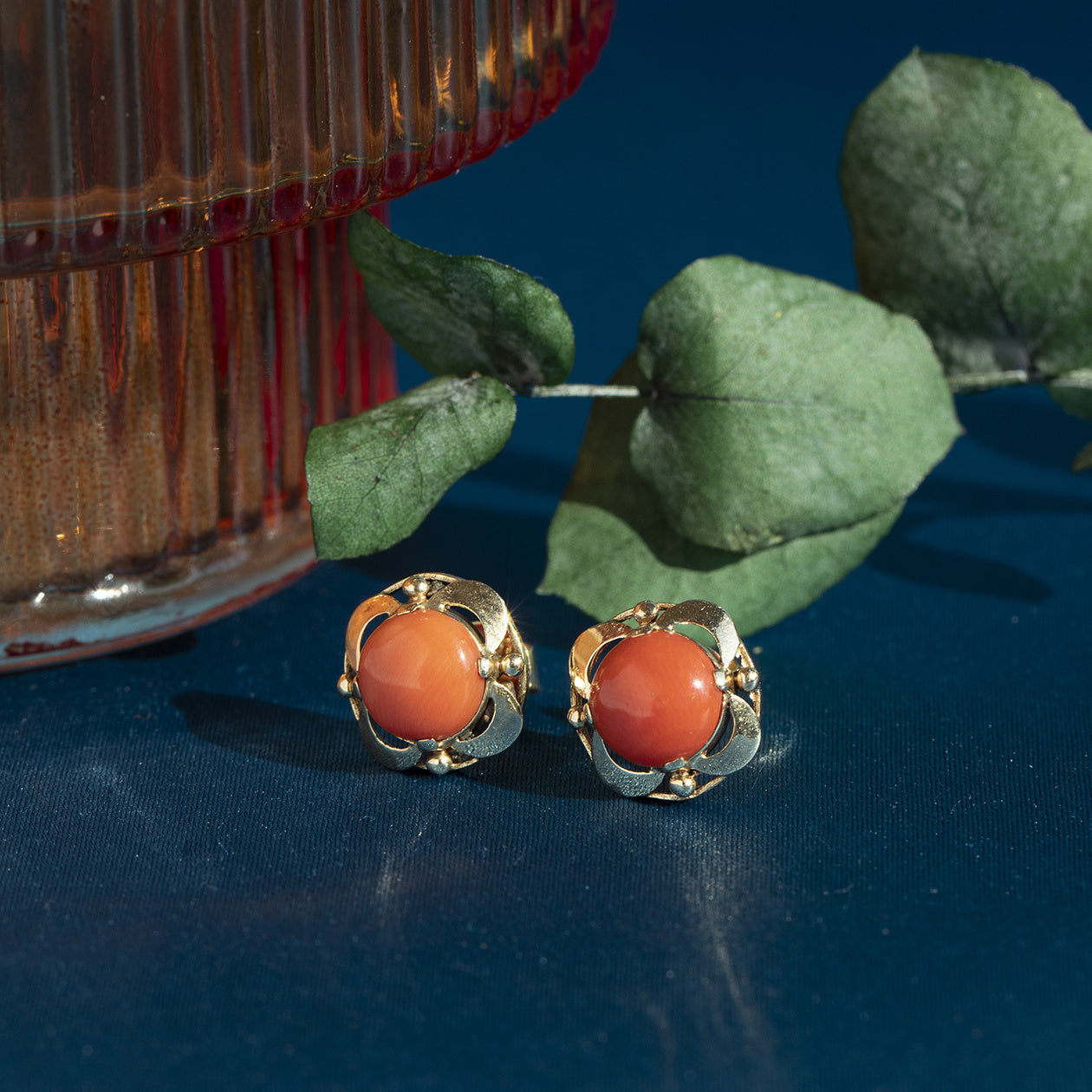 Gouden oorstekers met bloedkoraal 14 krt
