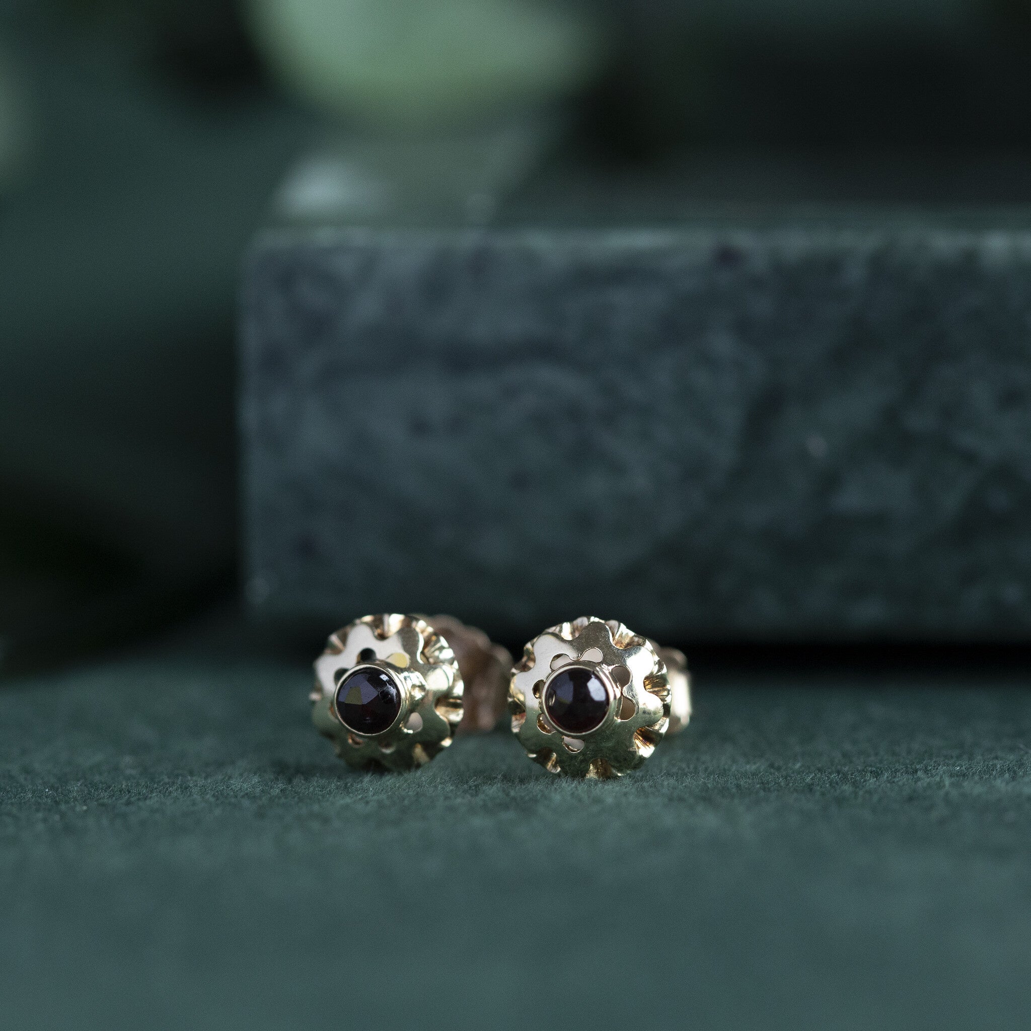14 kt gold stud earrings with garnet