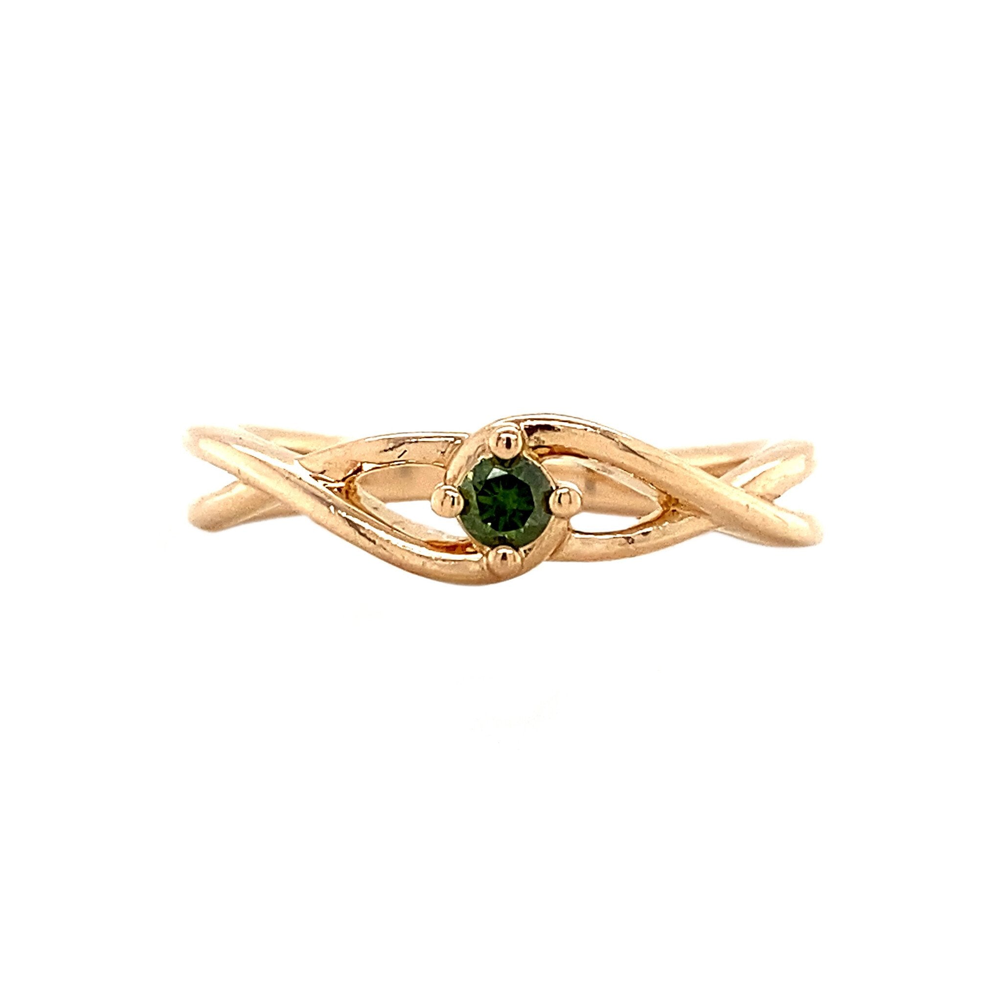 Rose-gold hammered ring with emerald, 14 kt