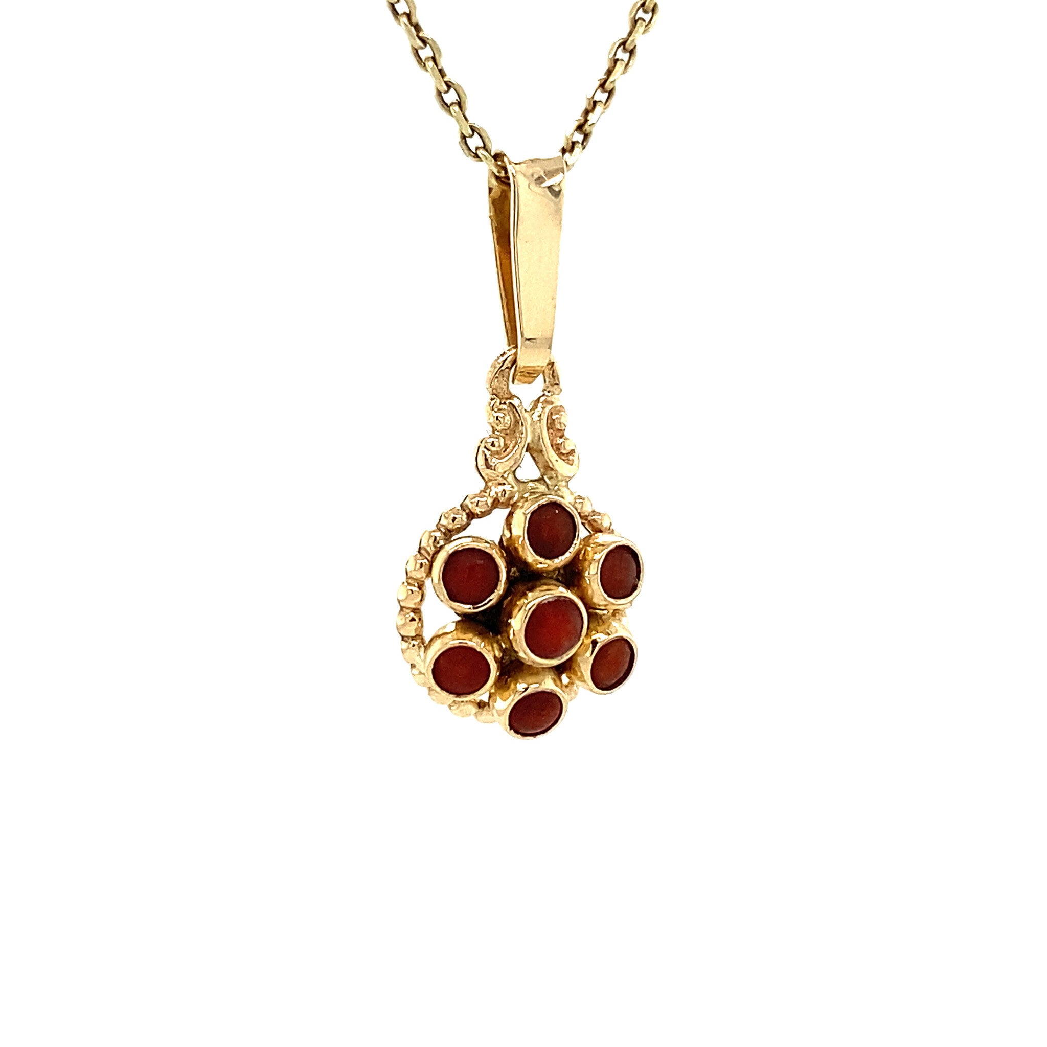 Gold entourage pendant with blood coral 14 krt