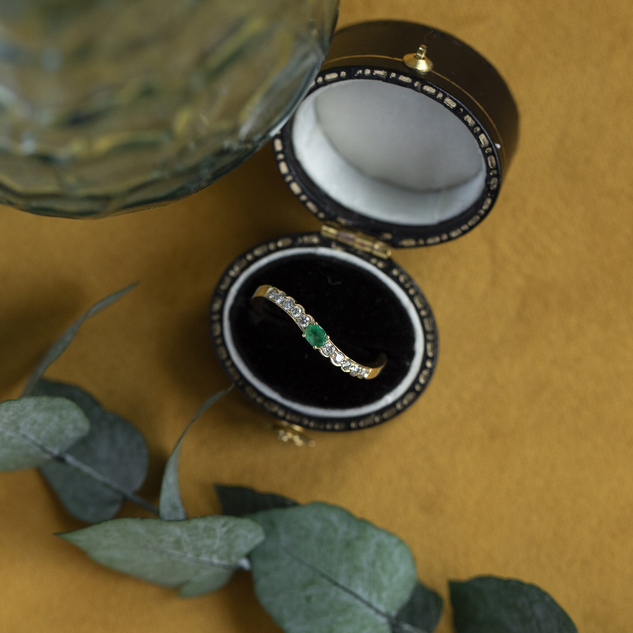 18 kt gold hammered ring with emerald and diamond