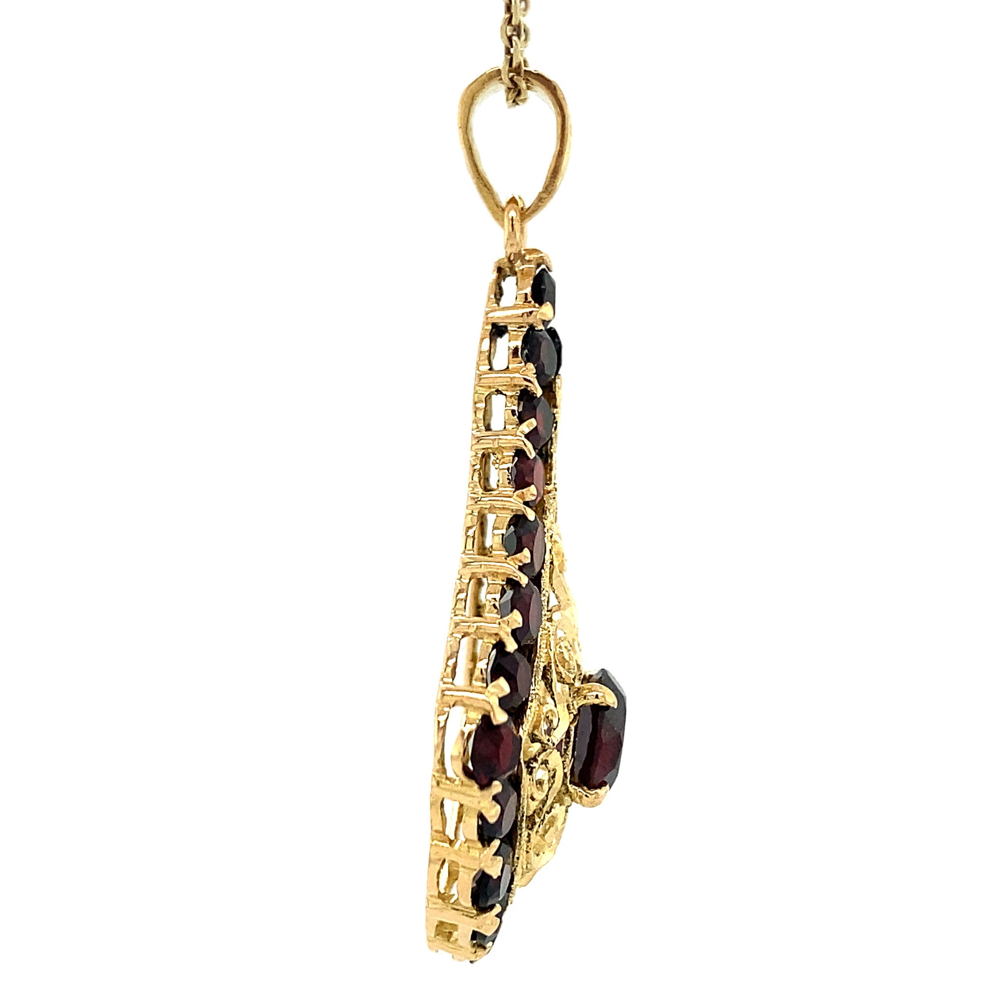 Gold entourage pendant with garnet 18 kt