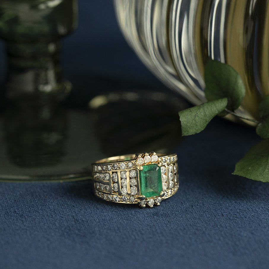 Gold vintage ring with emerald and diamond 14 kt
