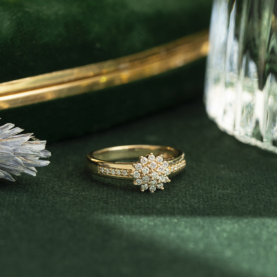 Vintage 18 kt gold cluster ring with diamond