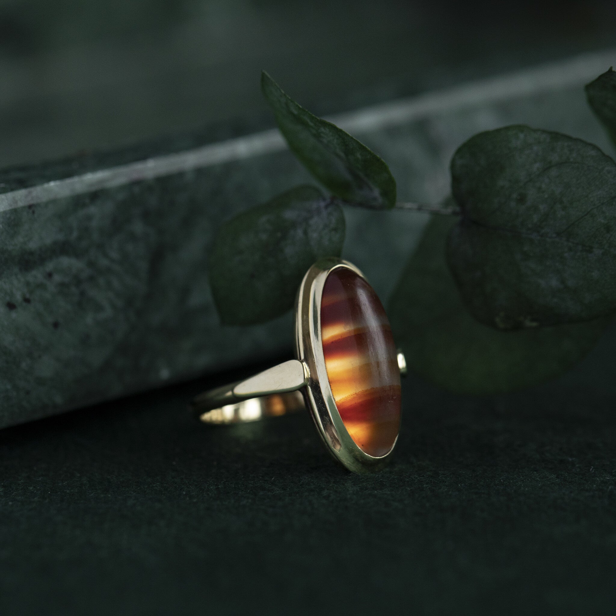 Gold ring with banded agate, 14 kt