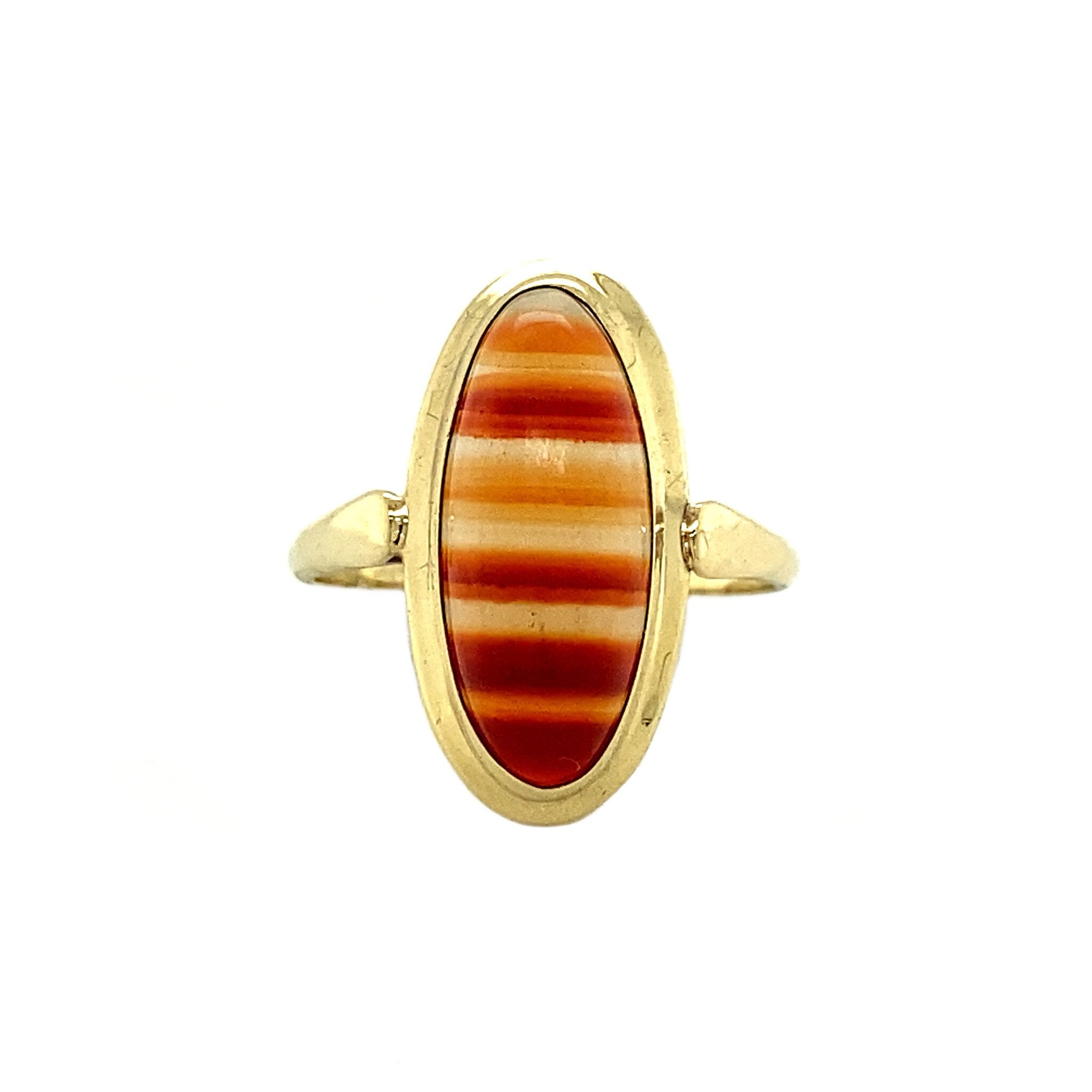 Gold ring with banded agate, 14 kt