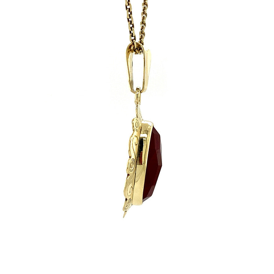Gold pendant with carnelian 14 kt