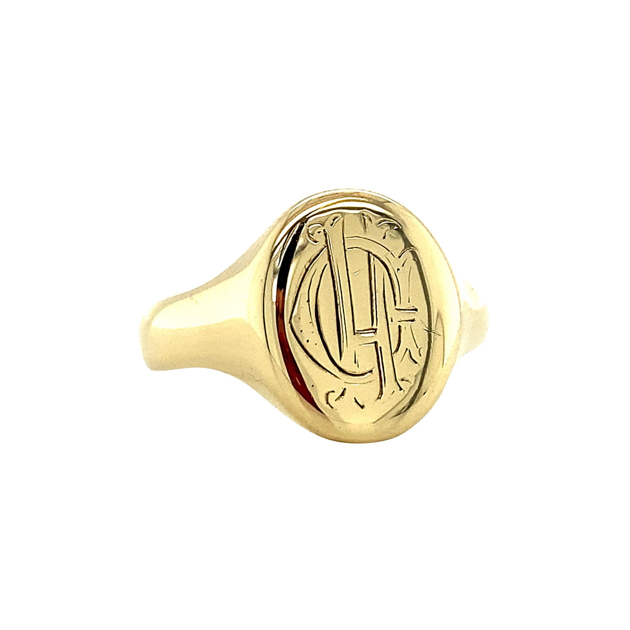 Gold signet ring with engraving 14 krt