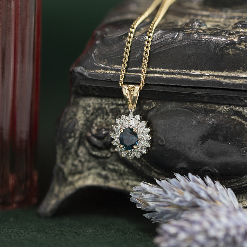 Gouden vintage entourage hanger met saffier en diamant 14 kt