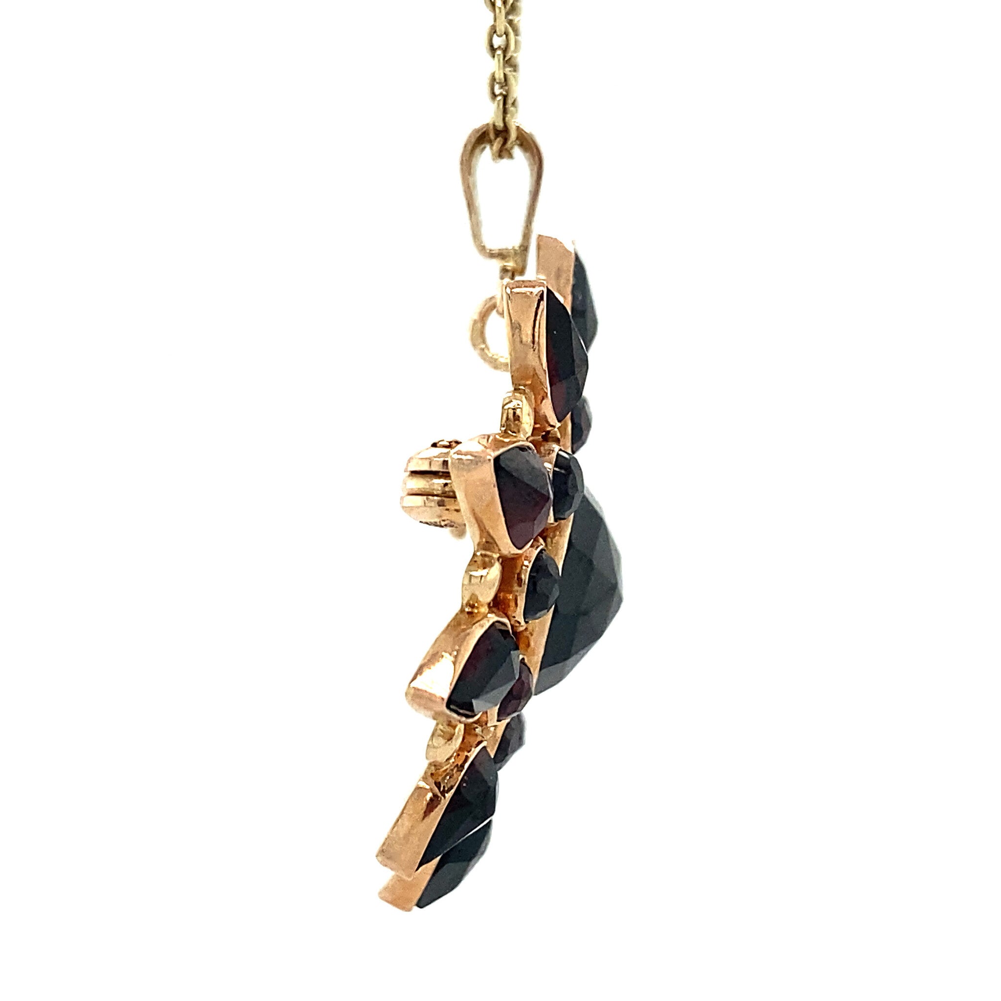 Gold entourage pendant with garnet 14 kt