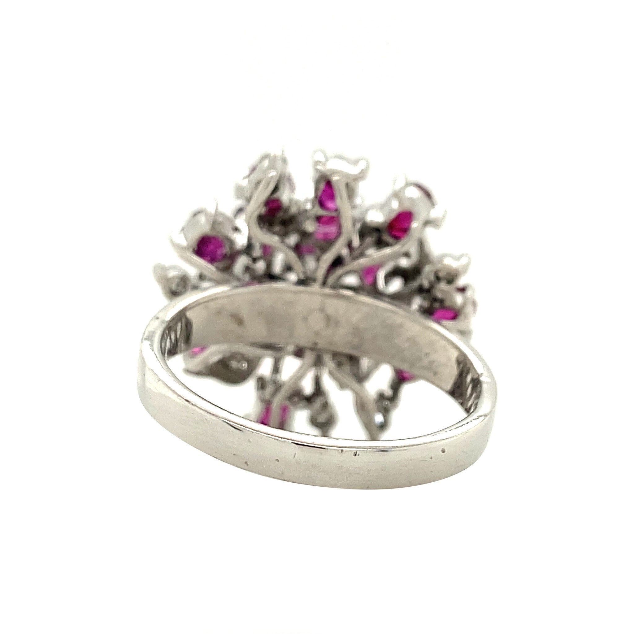 White gold cocktail ring with ruby and diamonds 14 krt