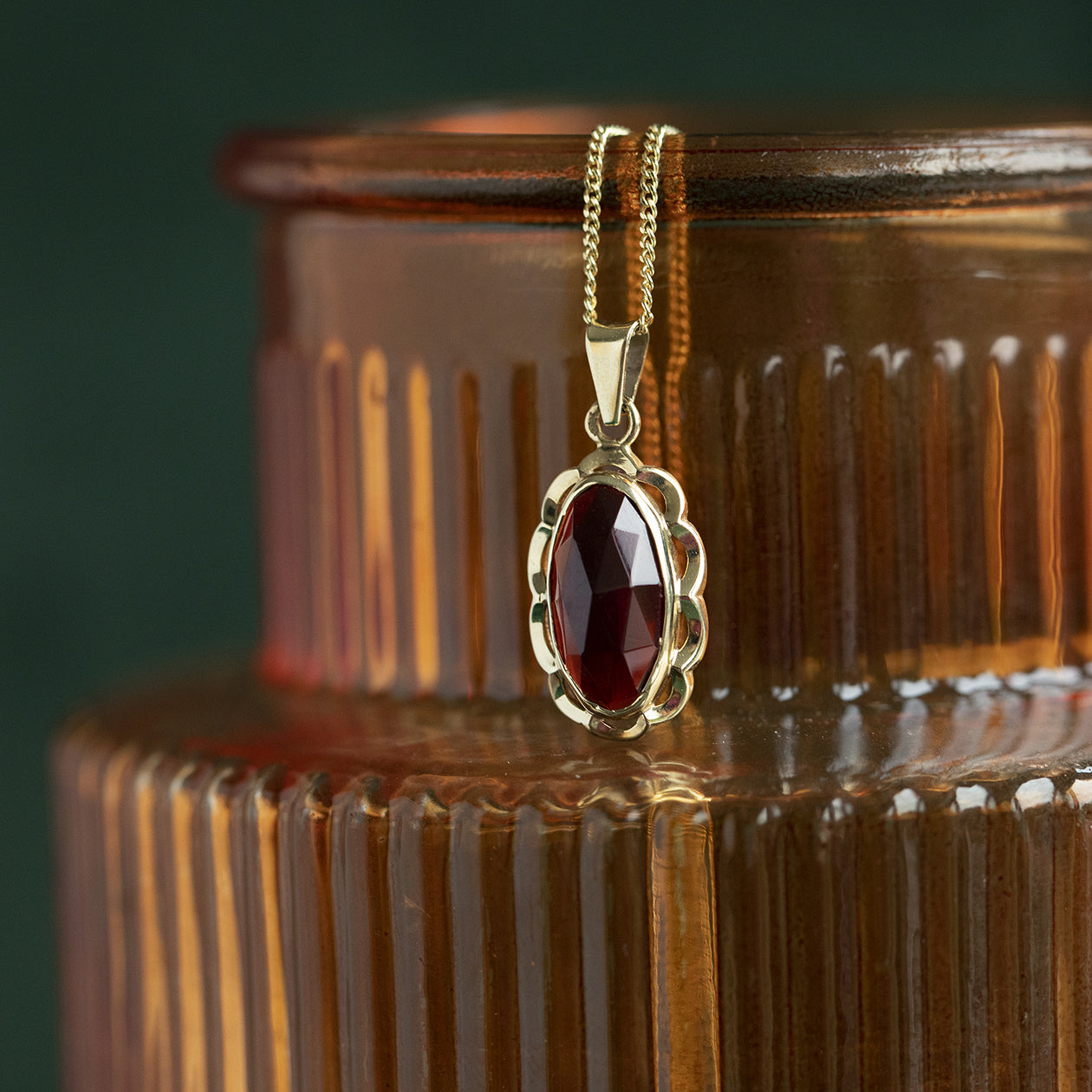 Gouden hanger met granaat 14 krt