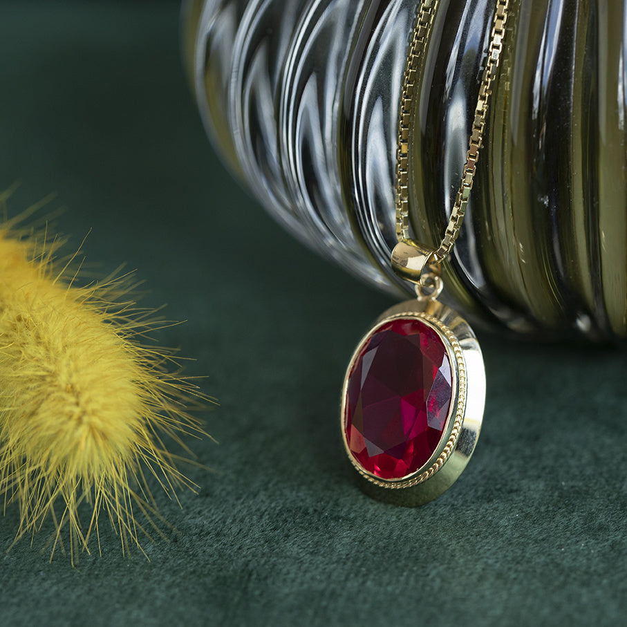 Gouden hanger met synthetische robijn 14 krt