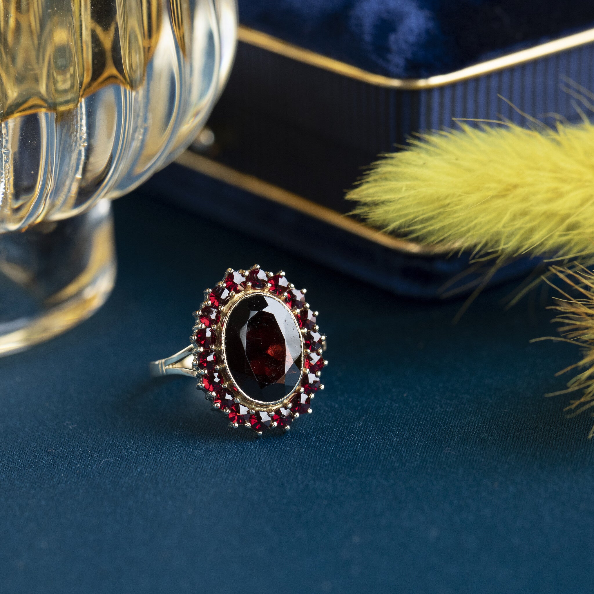 Gouden entourage ring met granaat 14 krt