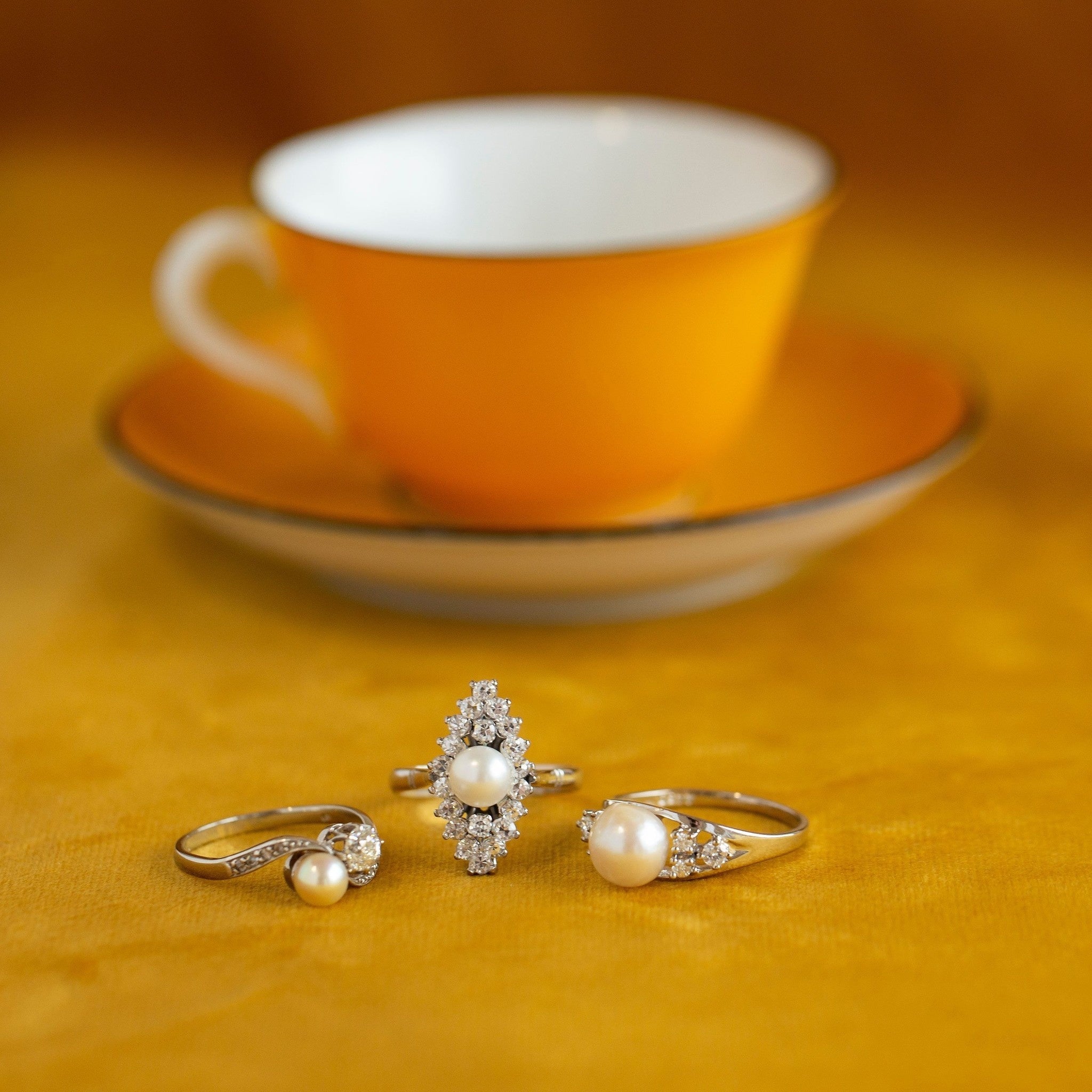 14 kt white gold ring with pearl and diamond