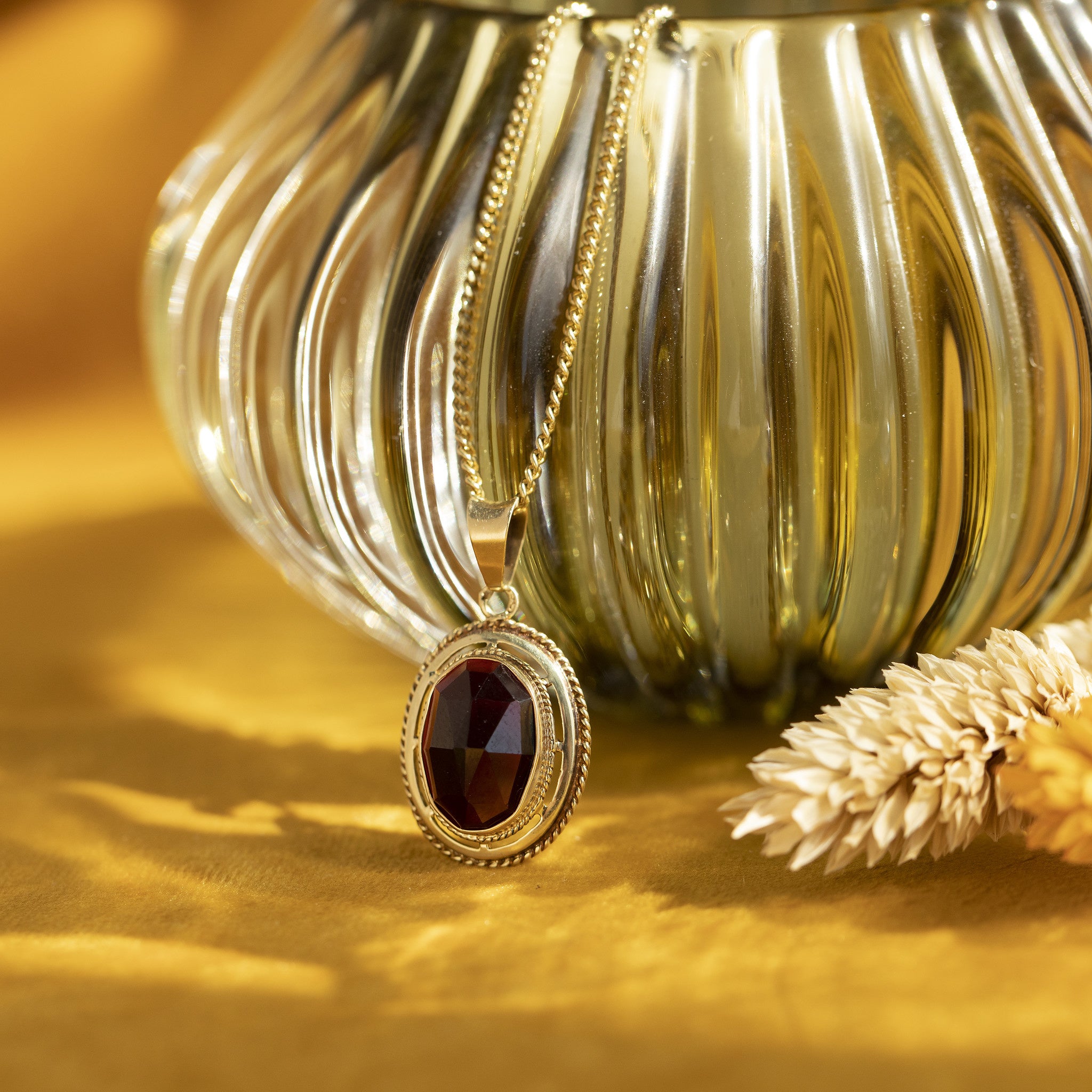 Gouden hanger met granaat 14 krt