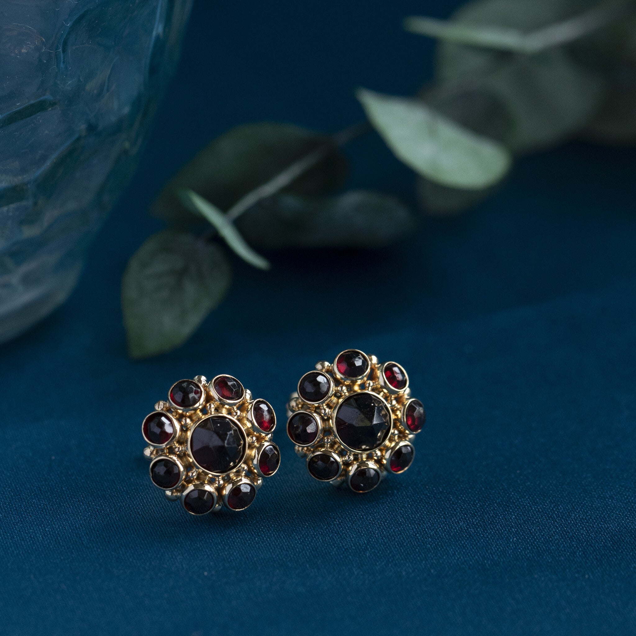 Gouden entourage oorstekers met granaat 14 krt